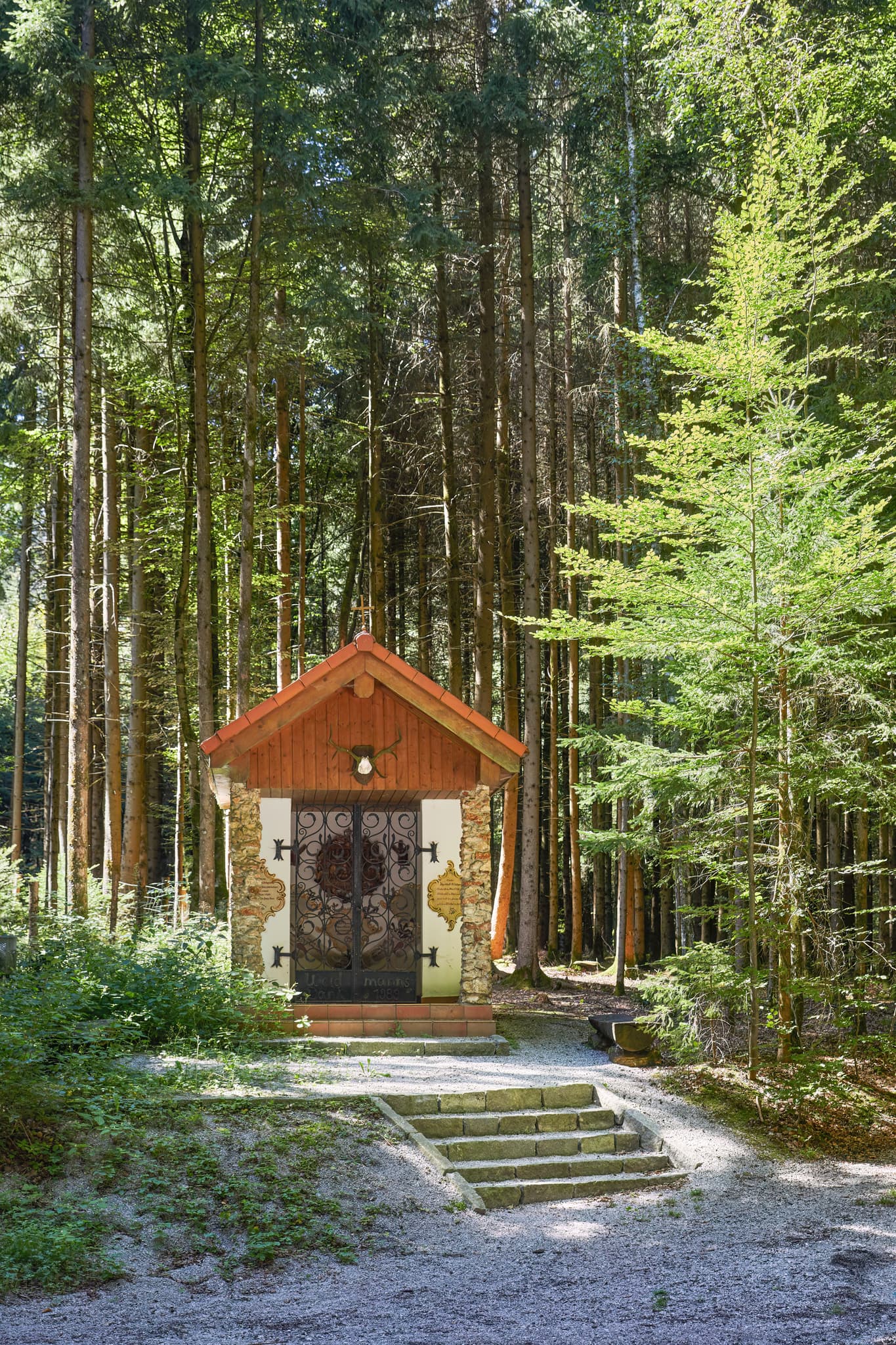Die Jagdkapelle im Weilhartsforst bei St. Radegund im Landkreis Braunau am Inn, Oberösterreich, Innviertel, Österreich. Eine kleine Kapelle im Wald.