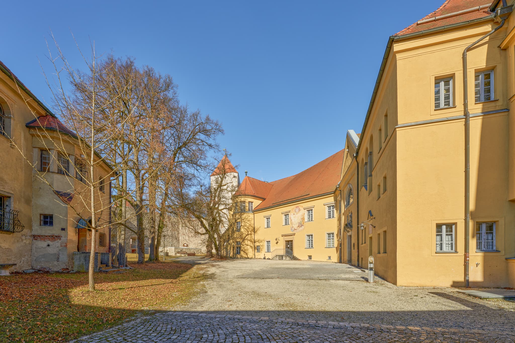 Schlosshof Neuburg am Inn, eine historische Anlage in Neuburg am Inn, Landkreis Passau, Niederbayern, Deutschland. Das Bauwerk in der Region Donau-Wald.