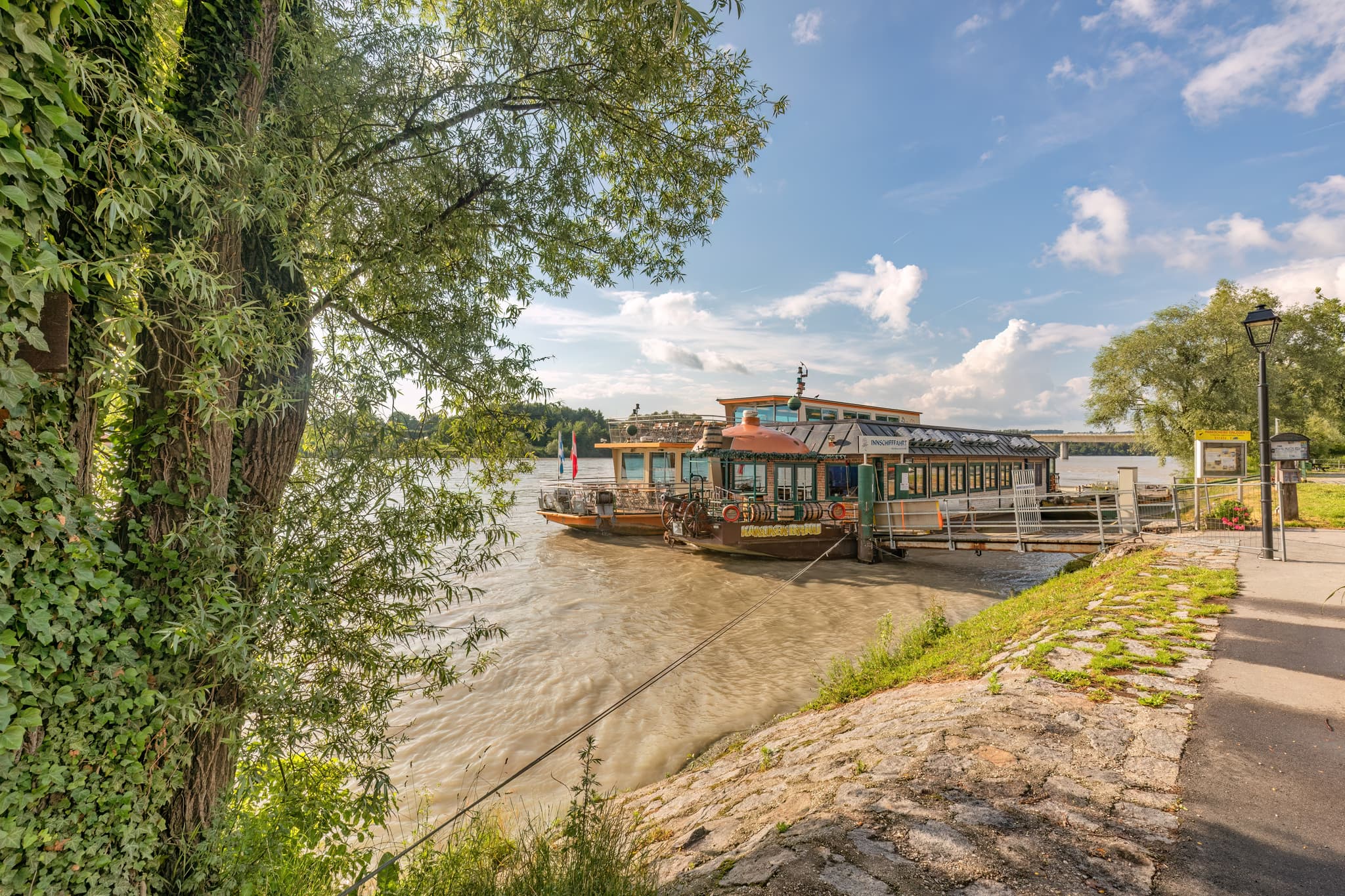 Innschiffahrt Kanonenbräu am Flussufer in Schärding. Boote und Landschaft im Bezirk Linz, Oberösterreich