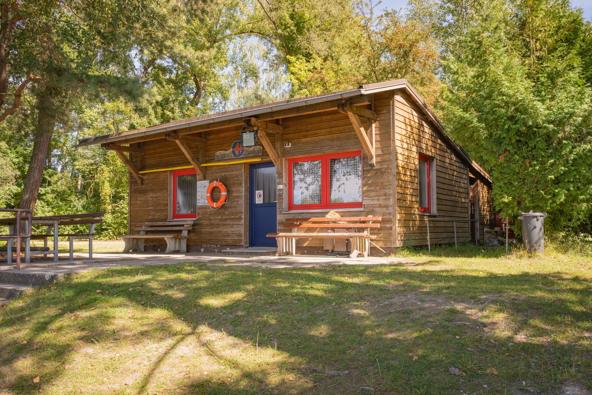 Wasserwacht am Waldsee in Kirchdorf am Inn, Landkreis Rottal-Inn, Niederbayern. Die Bäderdrieck-Region in Deutschland bietet Erholung.