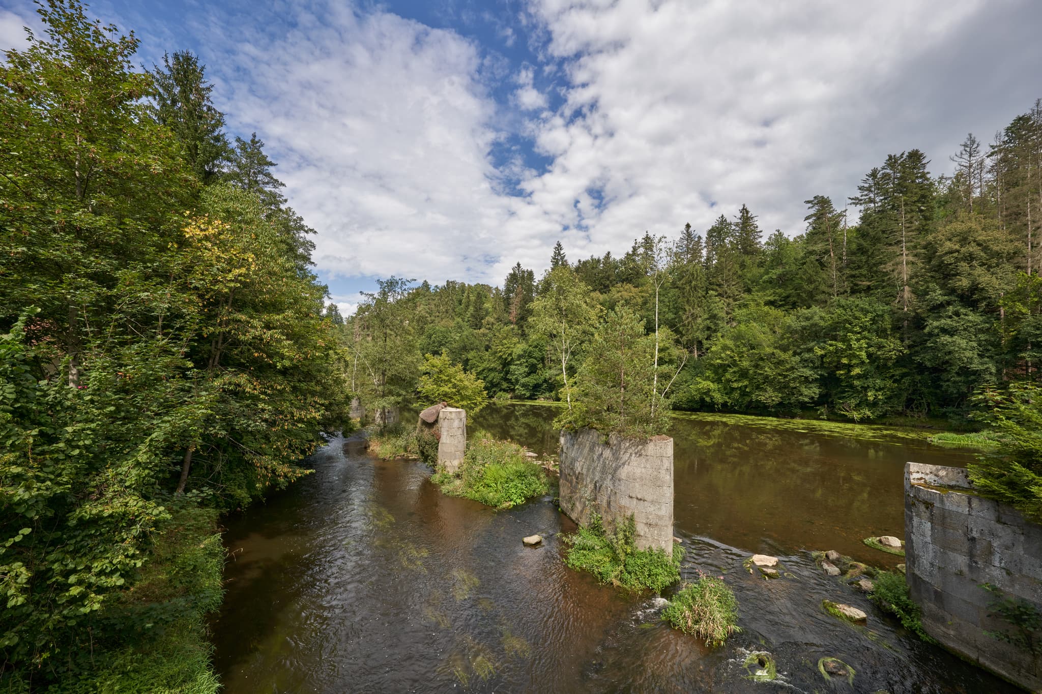 Die Ruinen der Ilz Triftsperre in Passau, Niederbayern, Deutschland. Ein malerischer Ort im Bayerischen Wald. Entdecken Sie die Schönheit dieser Region.