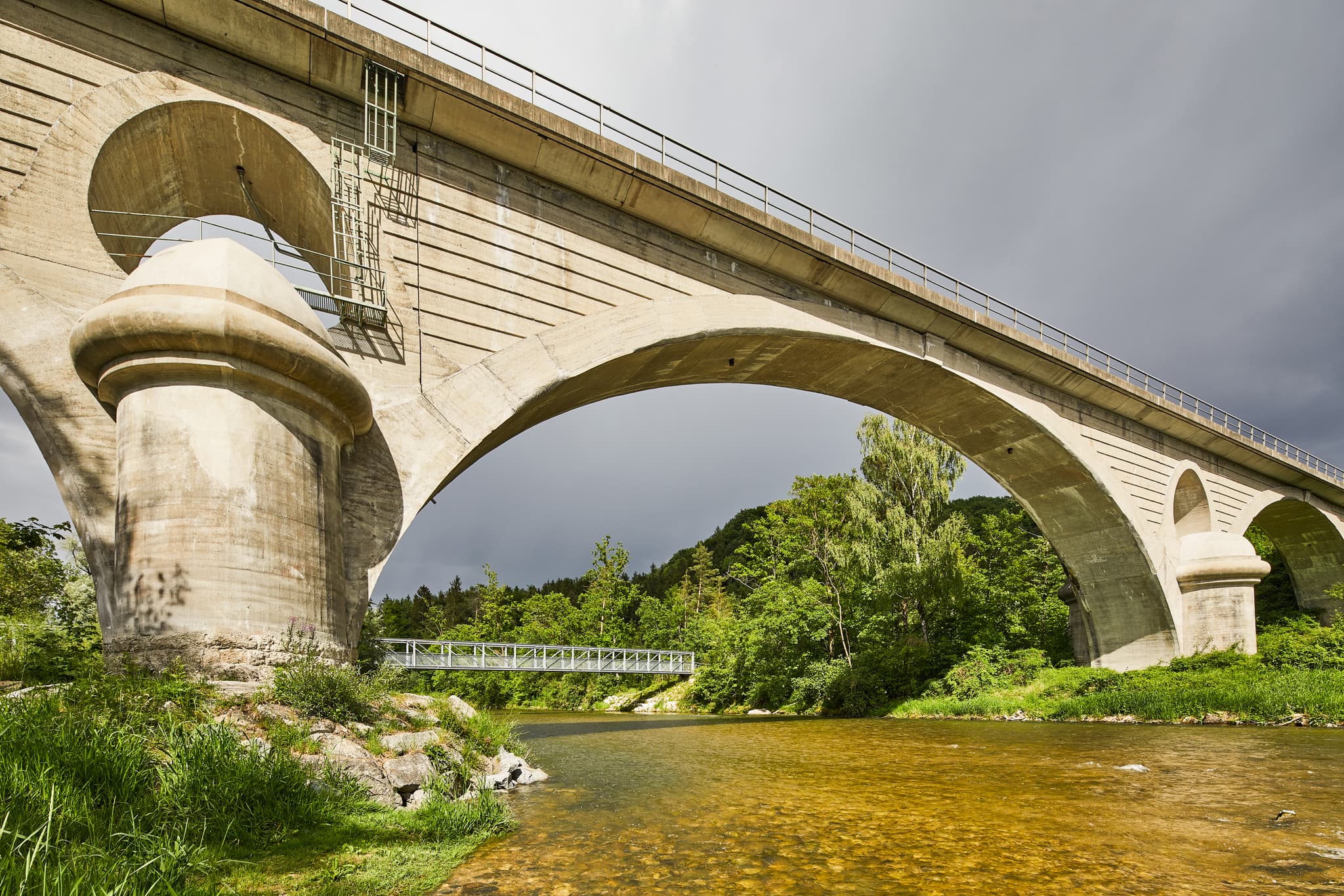 Eisenbahnbrücke über die Alz in Garching, Altötting, Oberbayern. Das Bauwerk ist Teil der Inn-Salzach Region, Deutschland.