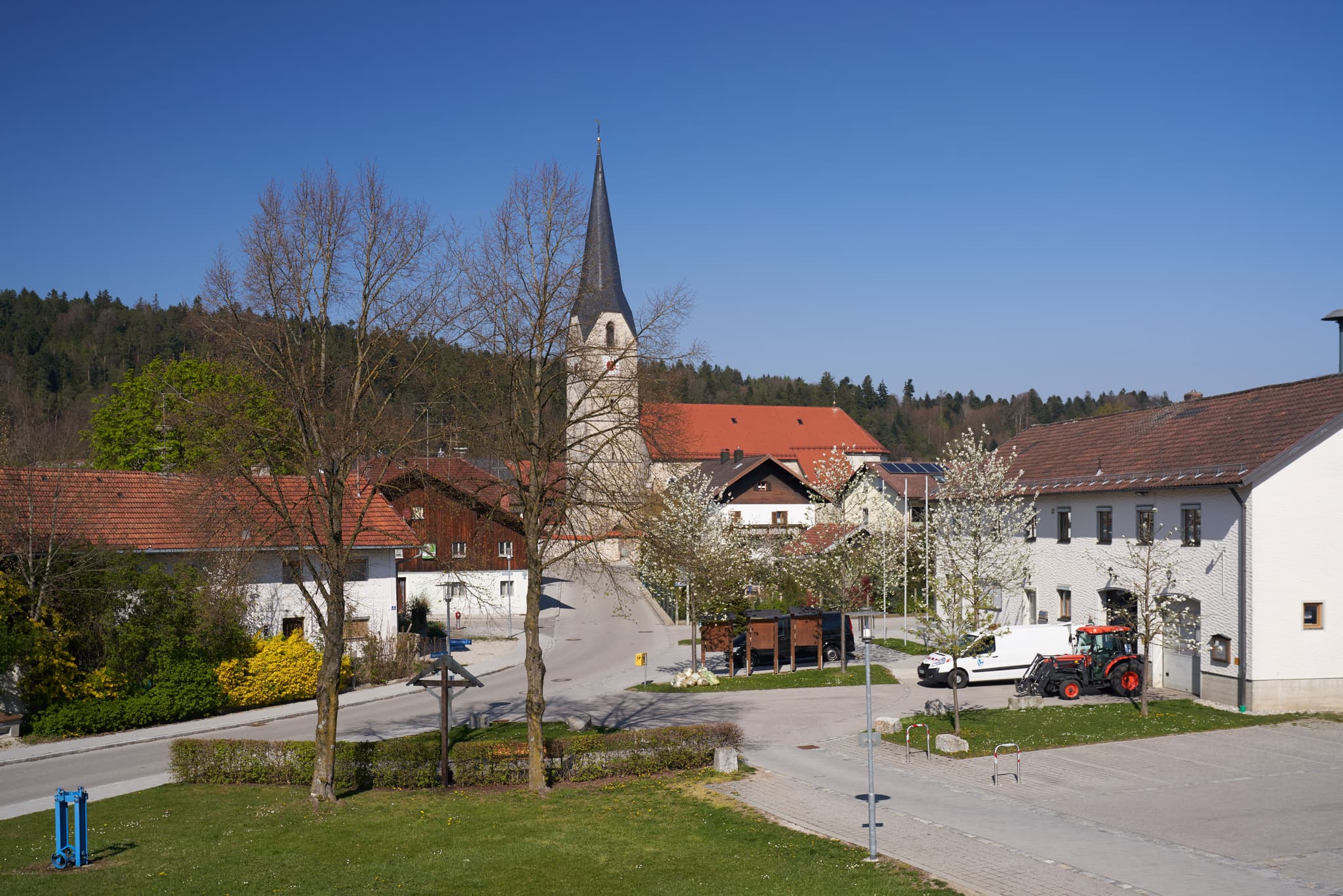 Blick auf den Dorfplatz in Stammham im Landkreis Altötting, Oberbayern, Inn-Salzach, Deutschland. Die Ansicht zeigt die Dorfkirche.
