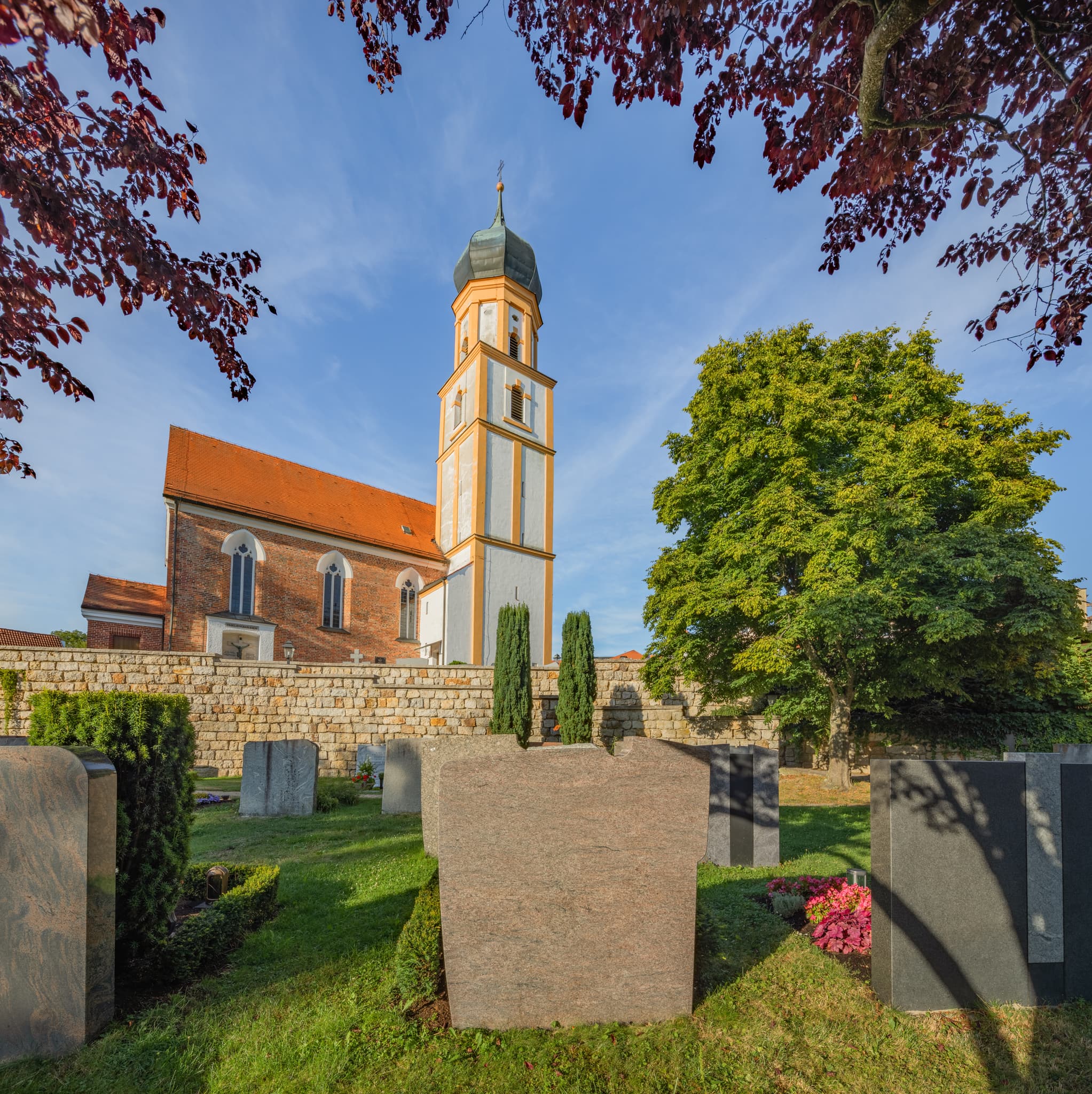 Friedhofskirche St. Michael in Bad Griesbach, Landkreis Passau, Niederbayern, Bayern. Das Bild zeigt die Kirche auf einem Friedhof. Donau-Wald. Deutschland.