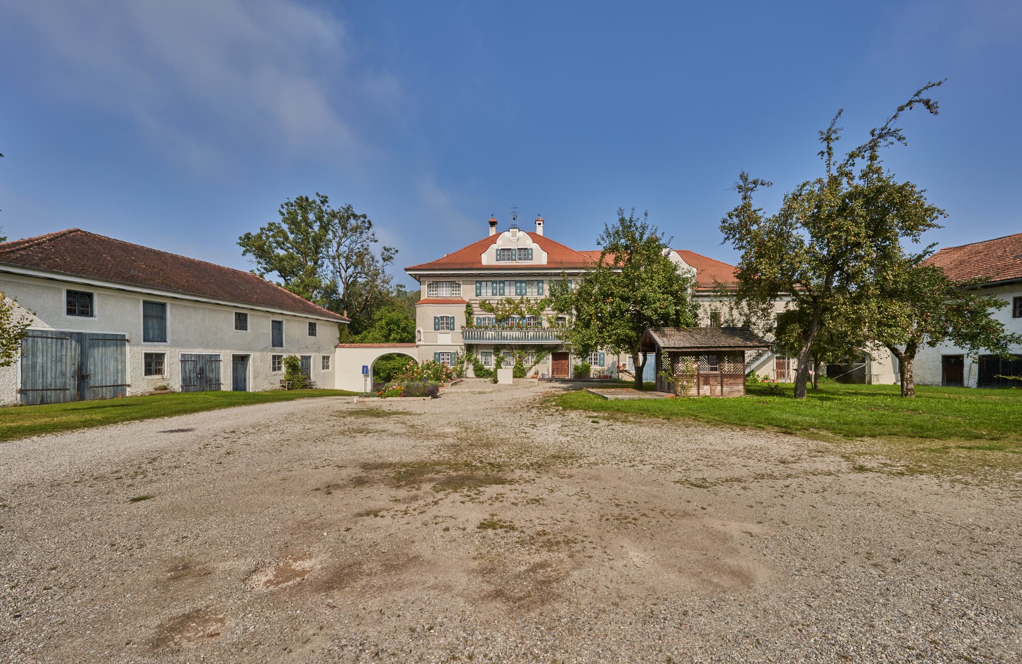 Historisches Herrenhaus Engfurt an der Klause in Töging am Inn, Landkreis Altötting, Oberbayern. Ein malerisches Anwesen in der Region Inn-Salzach, Deutschland.