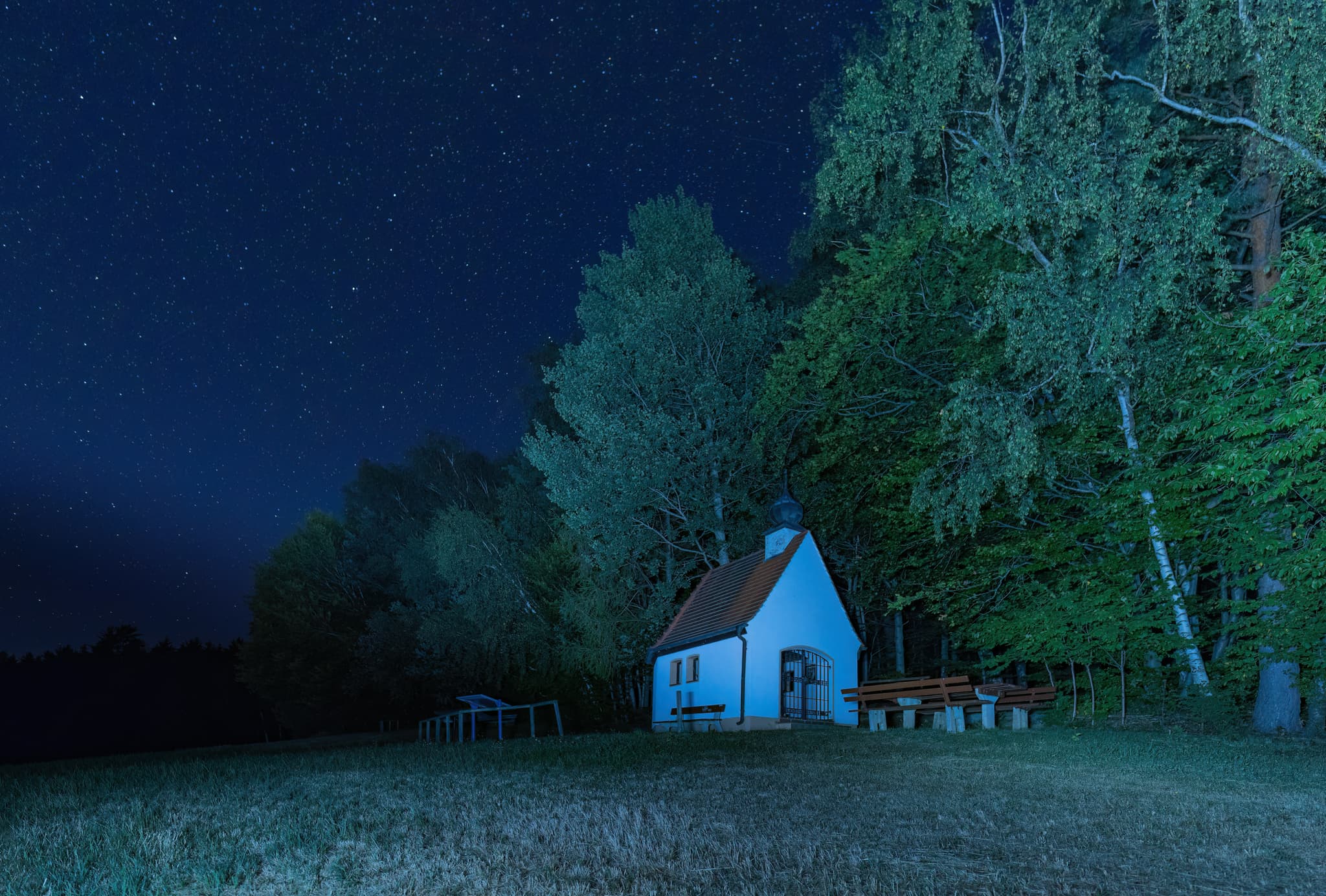 Nachtaufnahme der Bertenöder Kapelle bei Stubenberg im Landkreis Rottal-Inn, Niederbayern. Sternenhimmel im Holzland / Bäderdrieck, Bayern, Deutschland.