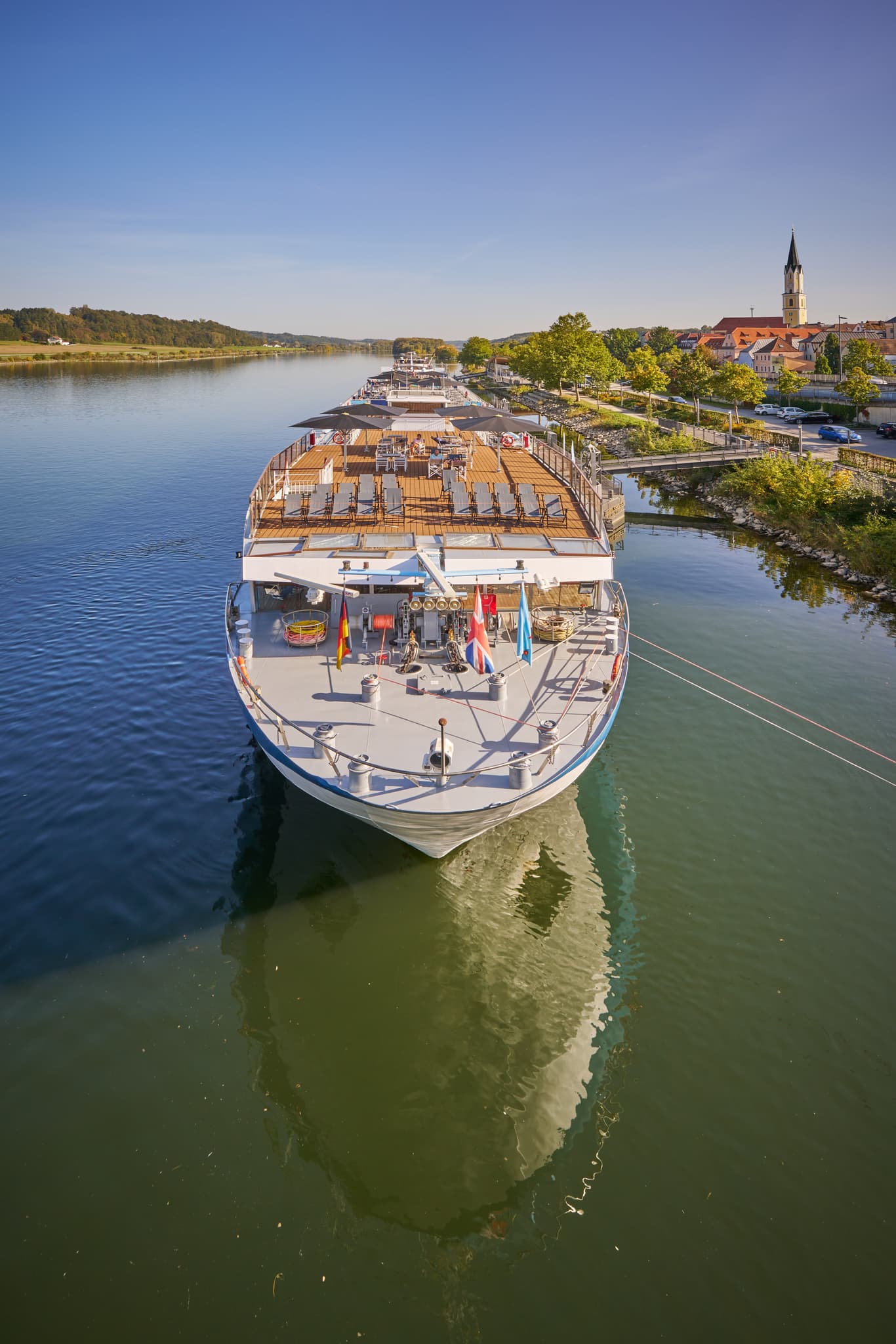 Blick auf ein Flussschiff am Donau Hafen in Vilshofen, Landkreis Passau. Die Szene in Niederbayern, Deutschland, zeigt die malerische Donau-Wald Region.