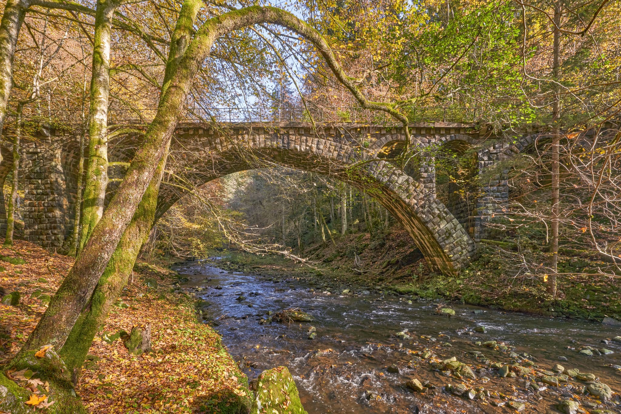 Historische Granitbahn-Brücke über den Erlau Bach im Erlautal, Thyrnau, Obernzell im Landkreis Passau, Niederbayern, Donau-Wald, Deutschland.