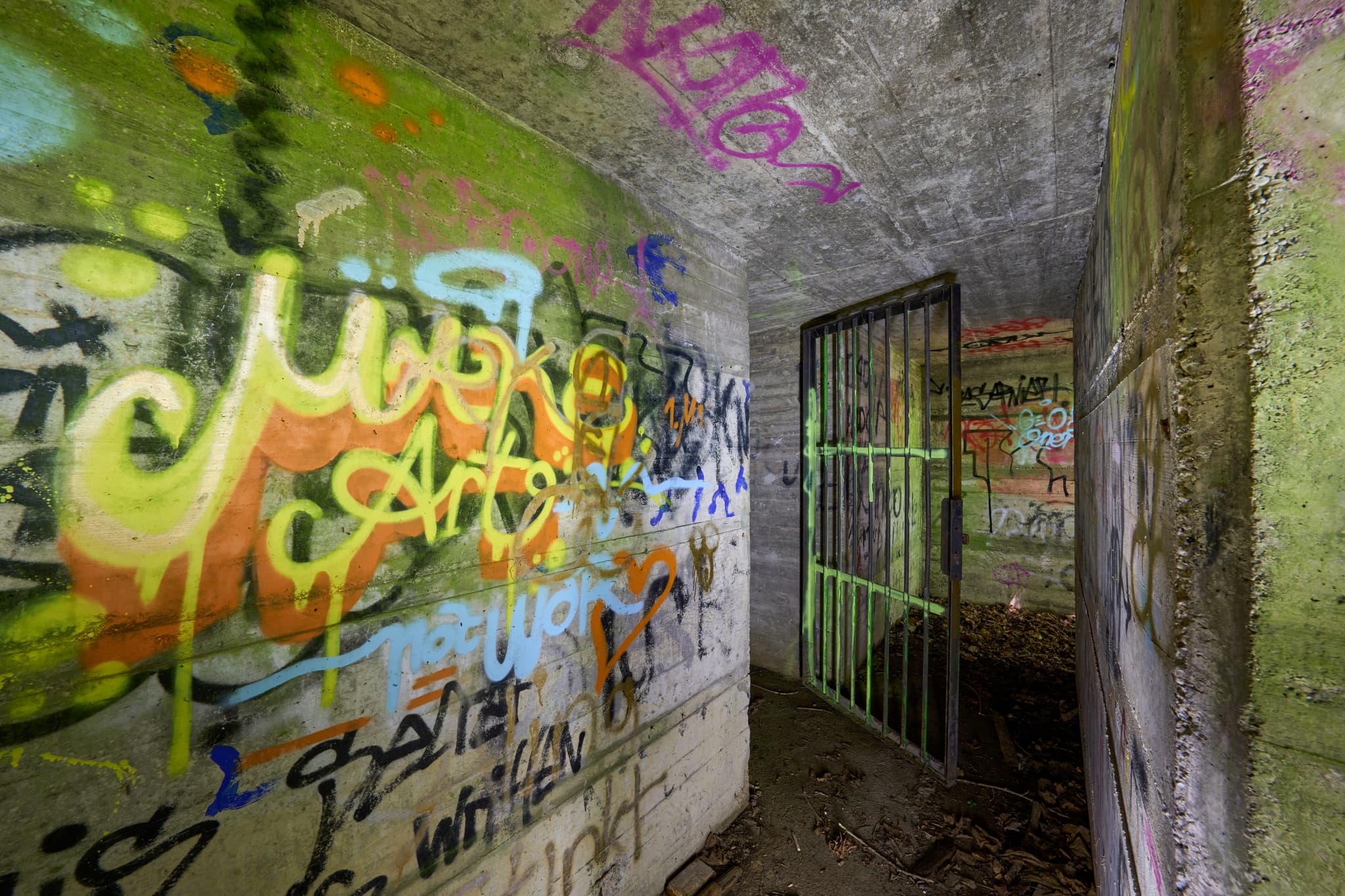 Lightpainting Bunkergang Ecksberg, Mühldorf. Mühldorf am Inn, Oberbayern, Inn-Salzach, Deutschland. Lost Place mit Graffiti, Betonwänden, Gittertür. Wirkung.
