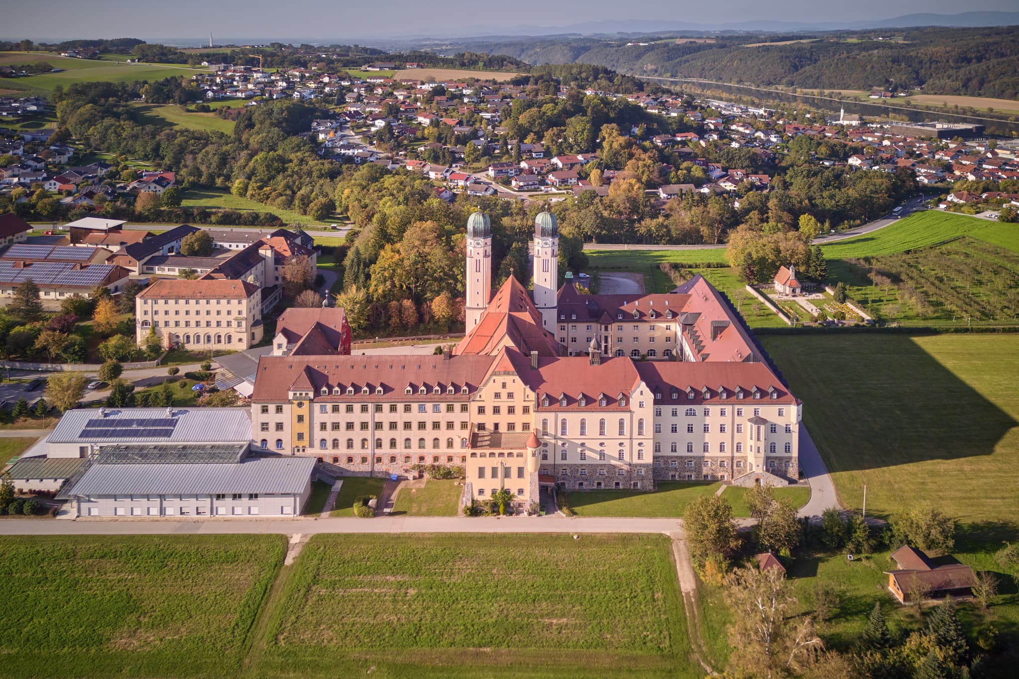 Luftaufnahme der Abtei Kloster Schweiklberg in Vislhofen, Niederbayern. Die Klosteranlage liegt im Landkreis Passau, Bayerischer Wald, Deutschland.