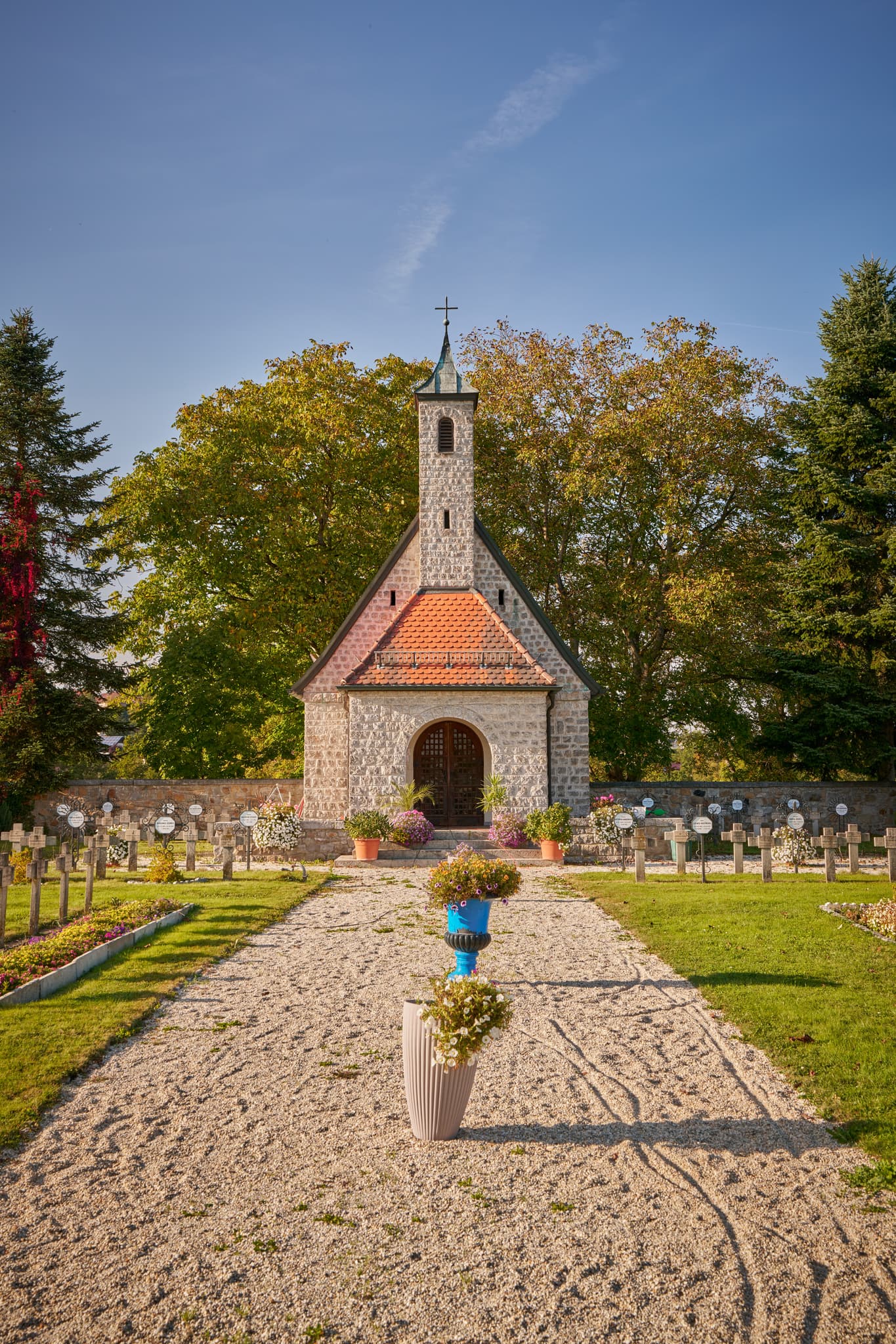 Historische Kapelle und Friedhof in Vislhofen, Landkreis Passau, Niederbayern. Teil des Bayerischen Waldes, Deutschland. Sonnig, ruhig.