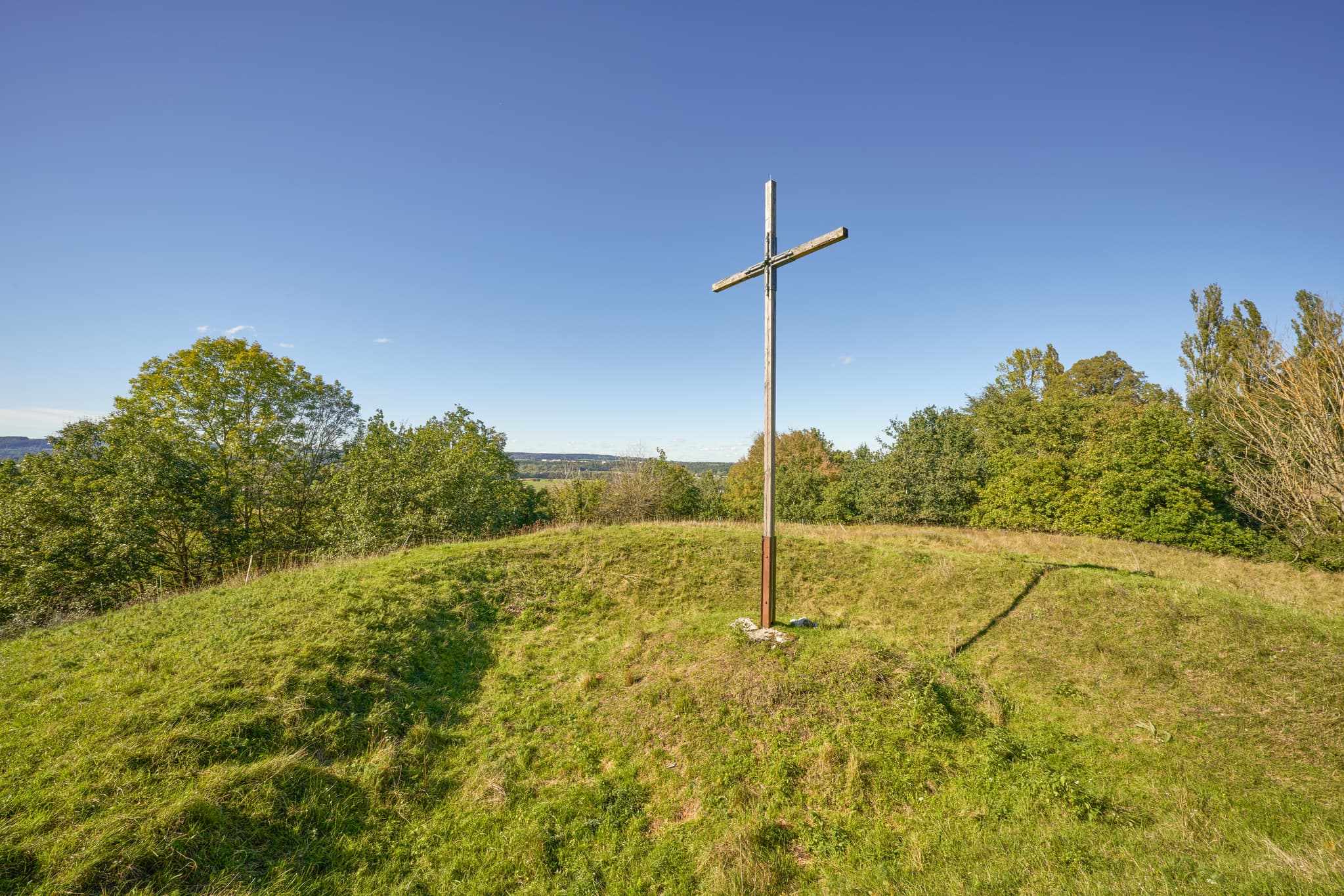 Wegkreuz auf dem Schlossberg Kreuz bei Kraiburg, Mühldorf am Inn. Panoramablick über die Landschaft in Oberbayern, Region Inn-Salzach, Deutschland.