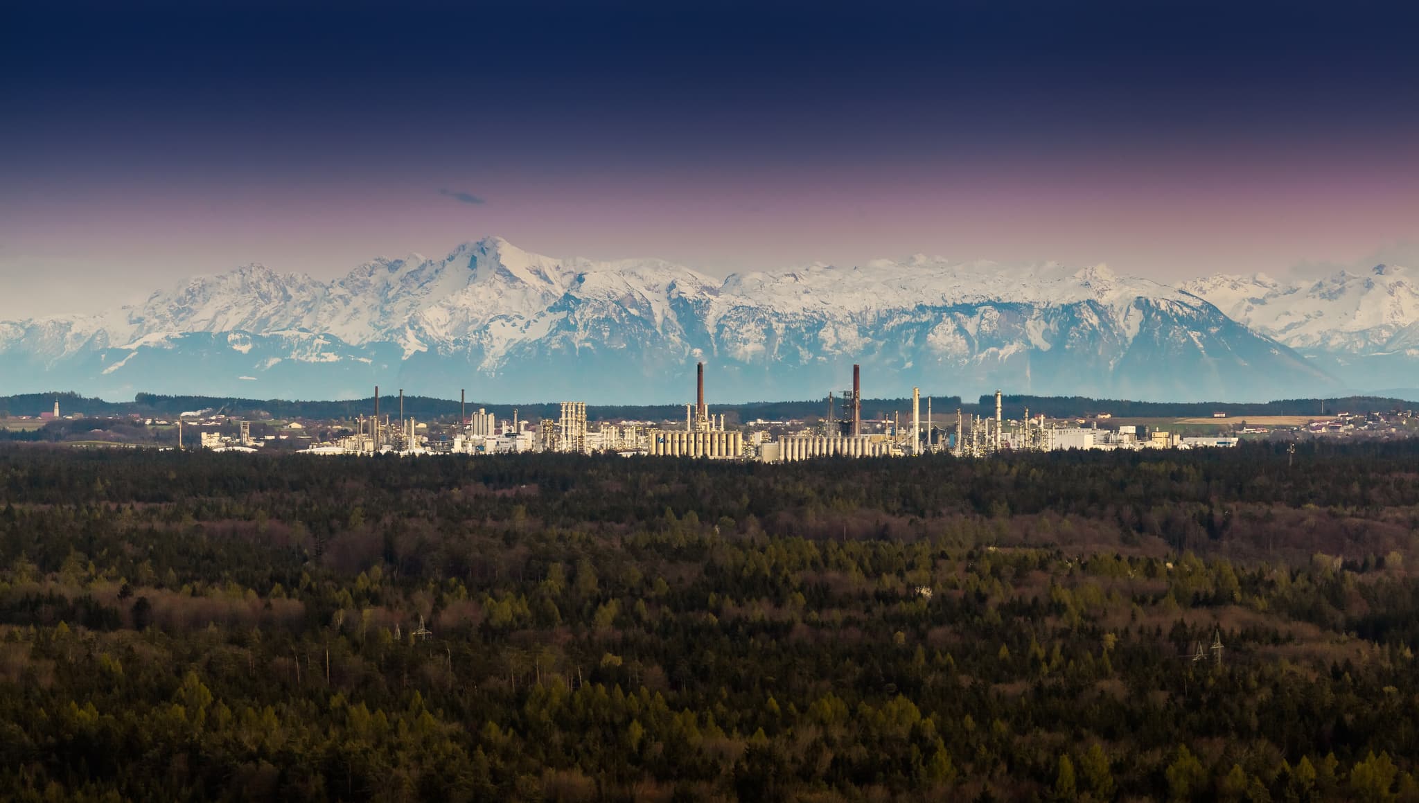 Panoramablick auf die Borealis-Anlage in Leonberg bei Marktl im Landkreis Altötting, Oberbayern, Deutschland. Alpenpanorama im Hintergrund. Region Alpenvorland.