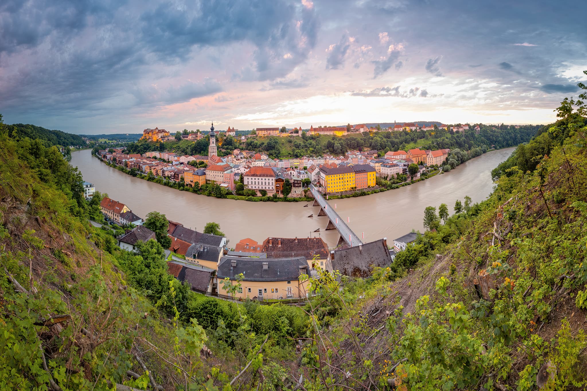 Blick auf Burghausen mit Altstadt Burg und die Salzach von Ach-Duttendorf, Hochburg-Ach, Bezirk Braunau am Inn, Oberösterreich.