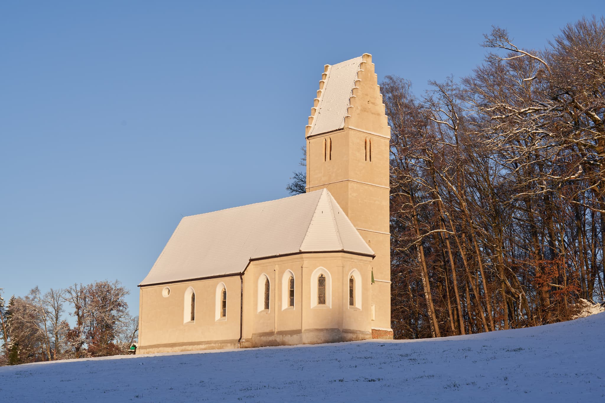 Winterliche Ansicht der Sigrün Kirche in Pleiskirchen, Altötting, Oberbayern, Inn-Salzach, Bayern. Die Kirche steht auf einer schneebedeckten Anhöhe.