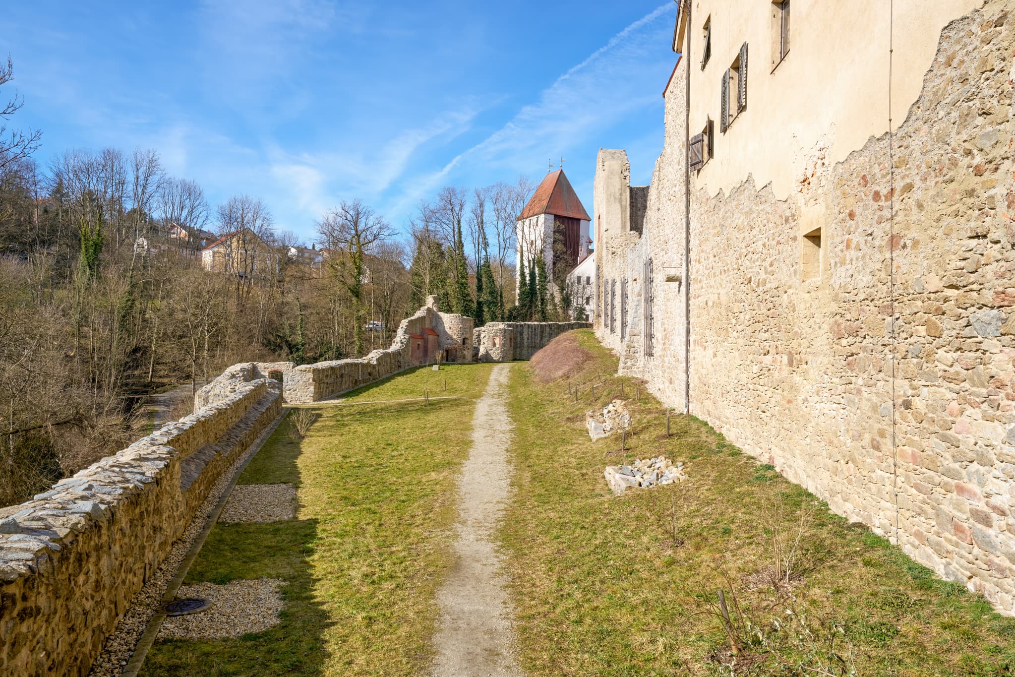 Schloss Neuburg am Inn Anlage in Niederbayern, Deutschland. Imposante Außenmauern und ein Weg prägen die Landschaft im Landkreis Passau, Region Donau-Wald.