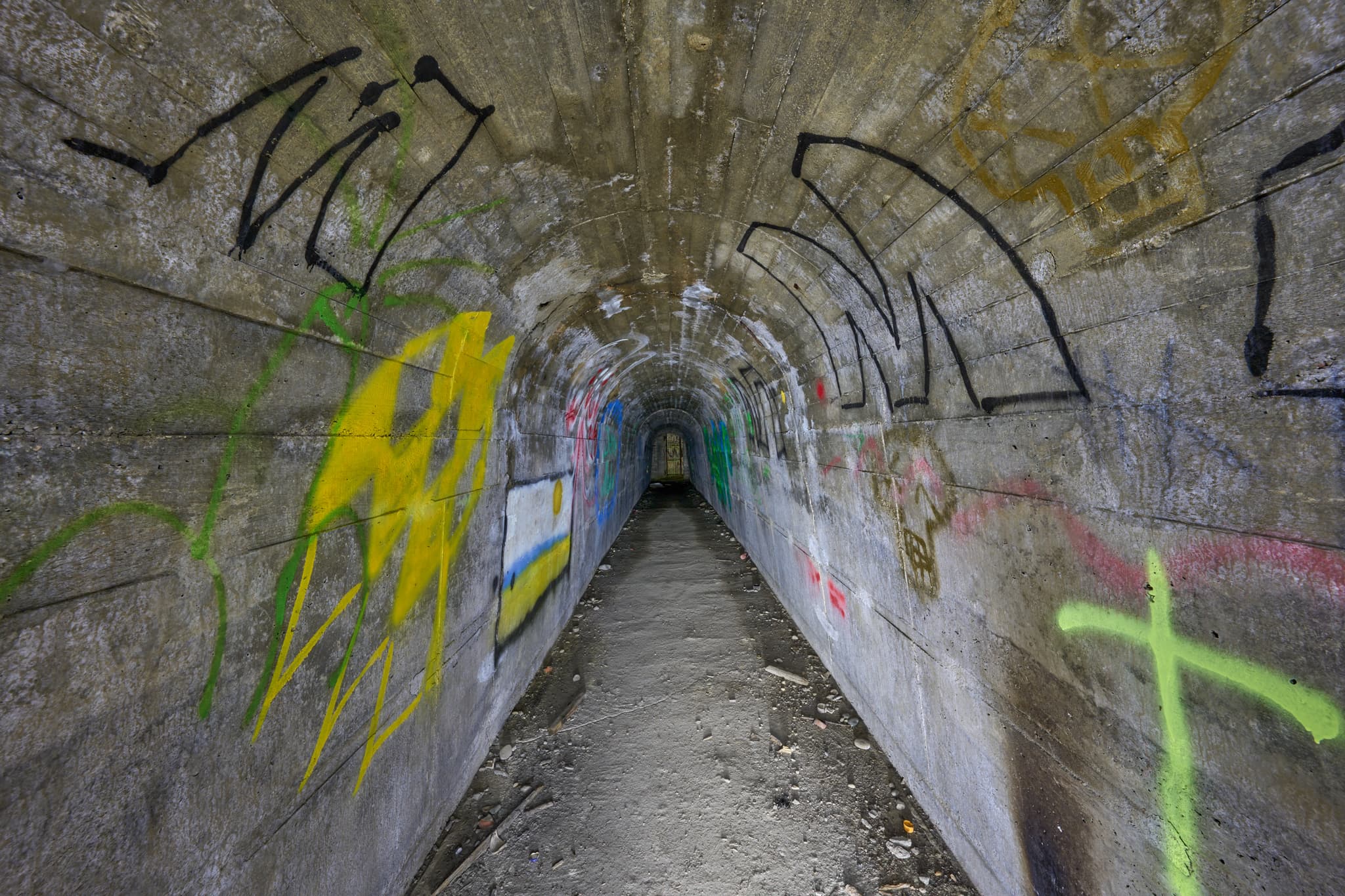 Bunkergang unter B12 nahe Ecksberg, Mühldorf. Bauwerk im Landkreis Mühldorf am Inn, Oberbayern, Inn-Salzach, Deutschland, mit Lightpainting und Graffiti.