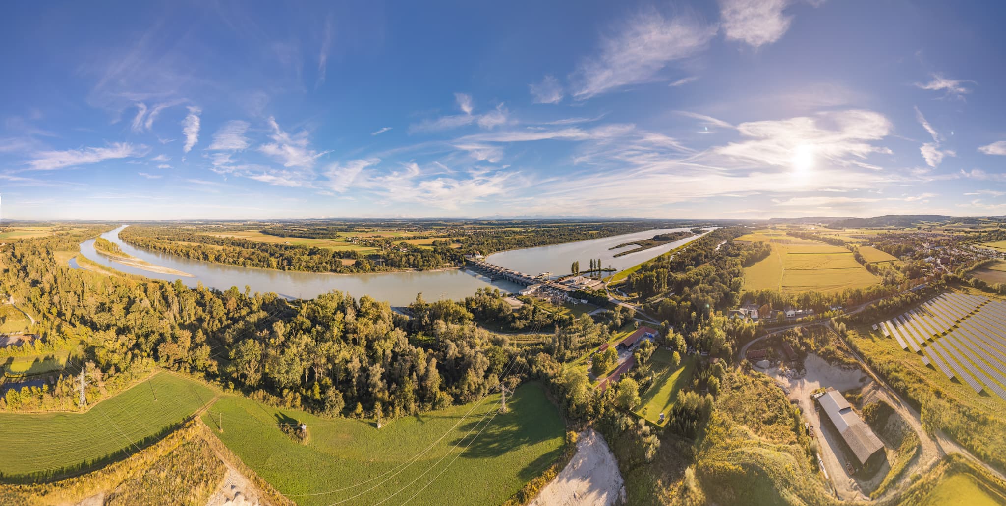 Blick auf Inn-Kraftwerk Ering-Frauenstein, Ering am Inn, Rottal-Inn, Niederbayern, Deutschland. Fluss, Felder, Wald prägen die Innregion.