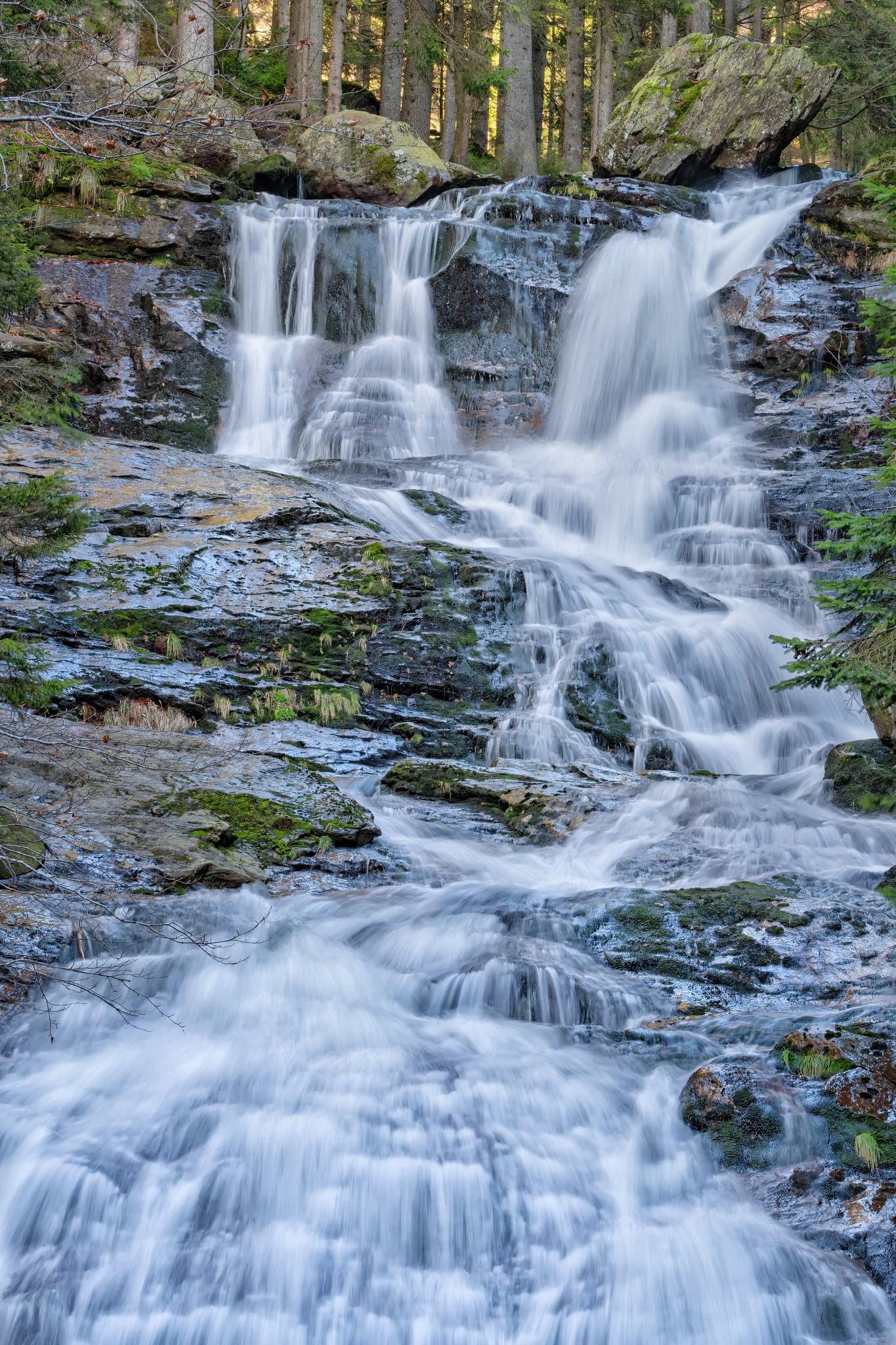 Die Rieslochfälle befinden sich bei Bodenmais im Landkreis Regen, Niederbayern, Deutschland. Riesbach Wasserfall inmitten der Natur tief im Wald gelegen.