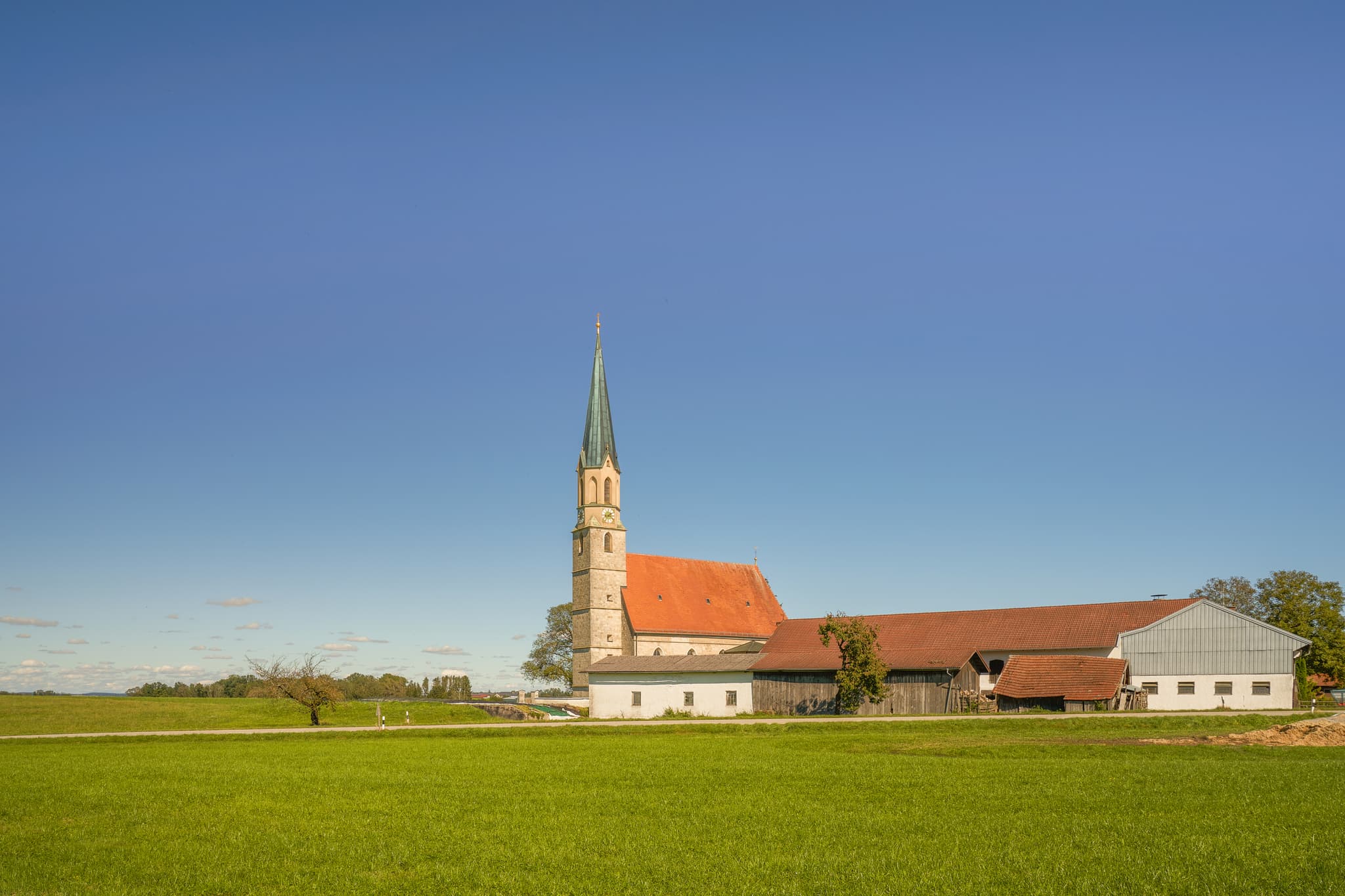 Kirche Mariä Himmelfahrt, Pietenberg, Kraiburg. Ländliche Szenerie mit grünen Wiesen. Inn-Salzach Region, Landkreis Mühldorf am Inn, Oberbayern, Deutschland.