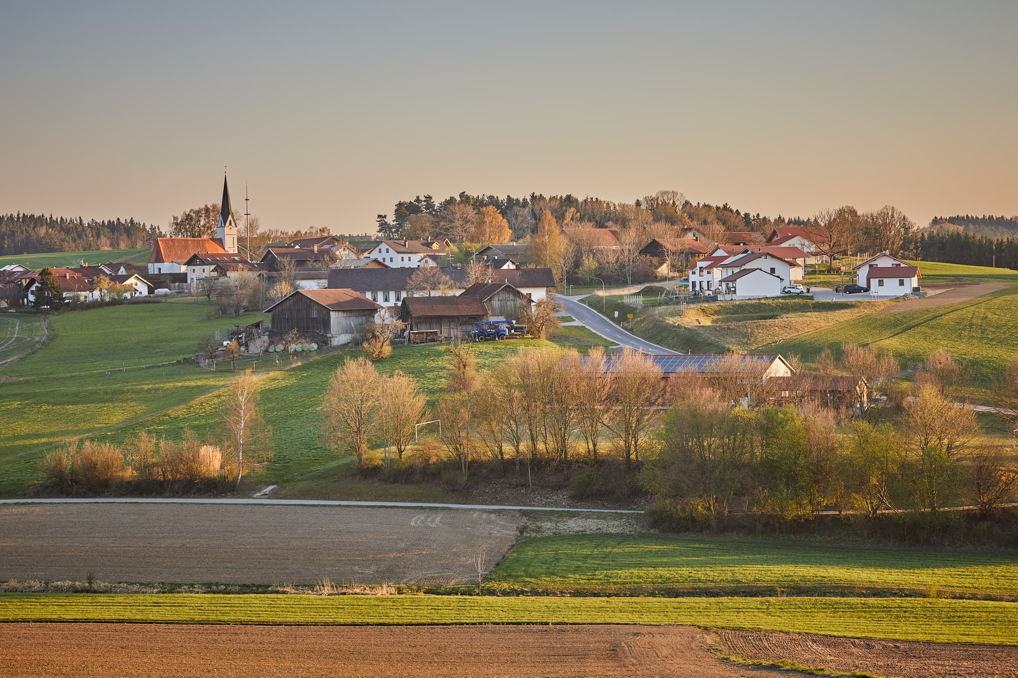 Arbing, Ortsteil von Reischach, im Landkreis Altötting, Oberbayern, Deutschland. Weite Felder und sanfte Hügel prägen das Holzland.