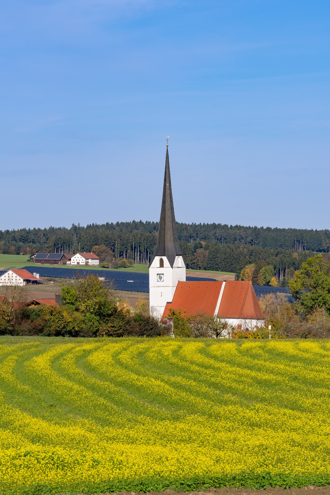 Landschaftsaufnahme von Rottenstuben bei Hebertsfelden mit der Kirche St. Jakobus im Holzland, Landkreis Rottal-Inn, Niederbayern, Deutschland.