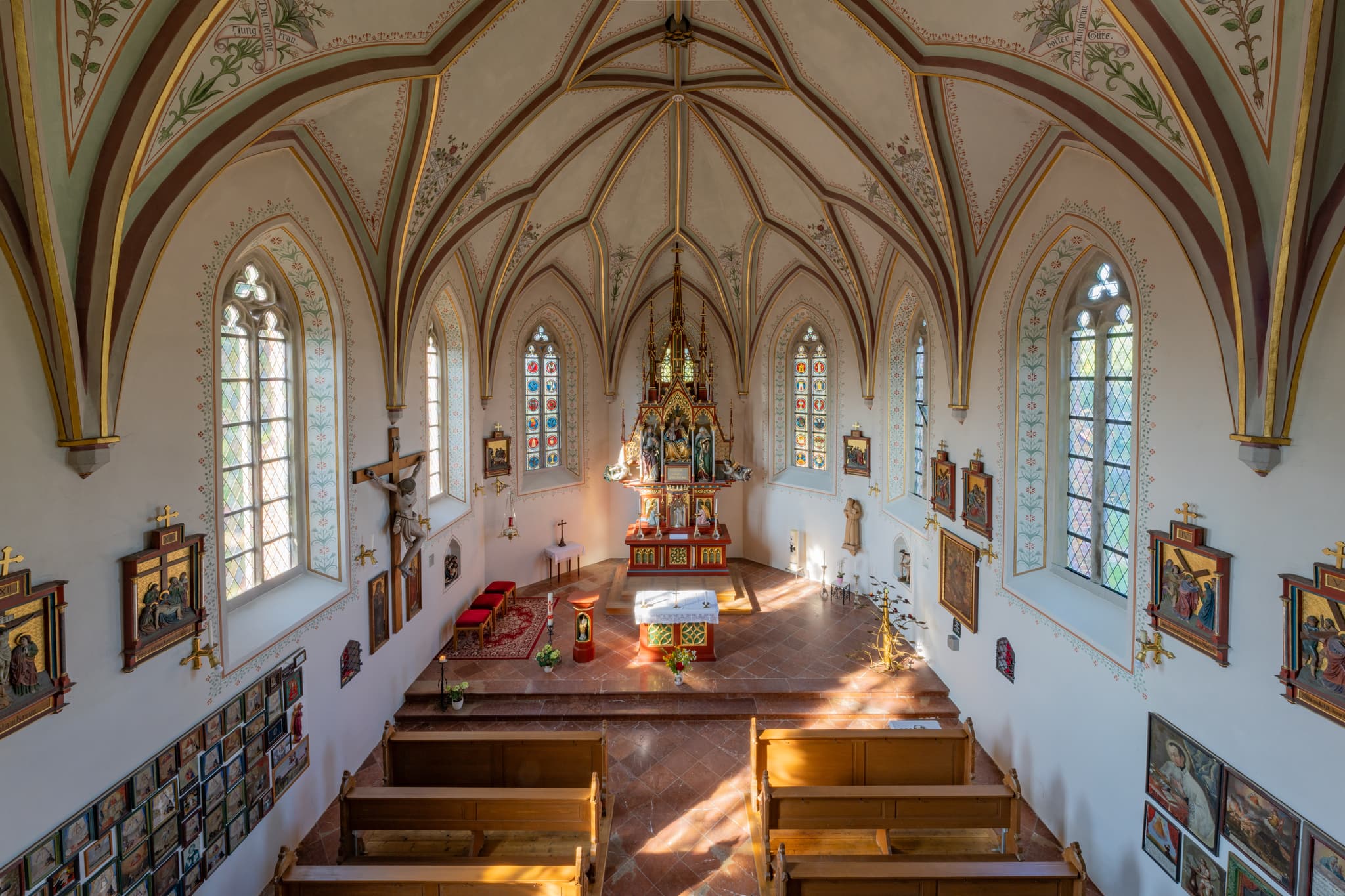 Altar von Empore der Backsteinkirche Maria Schutzder Christen in Kronberg, Bad Griesbach, Passau, Niederbayern, Deutschland. Kronberger Kirche
