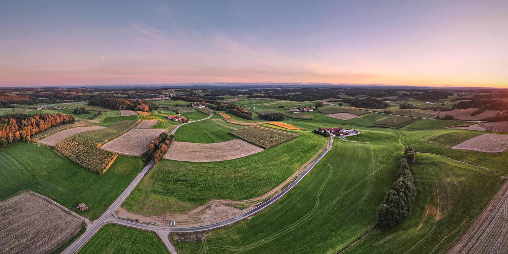 Weite hügelige Kulturlandschaft in Hoheneck, Reischach, Landkreis Altötting, Oberbayern. Felder, Wälder und Wege prägen die Inn-Salzach Region in Deutschland.