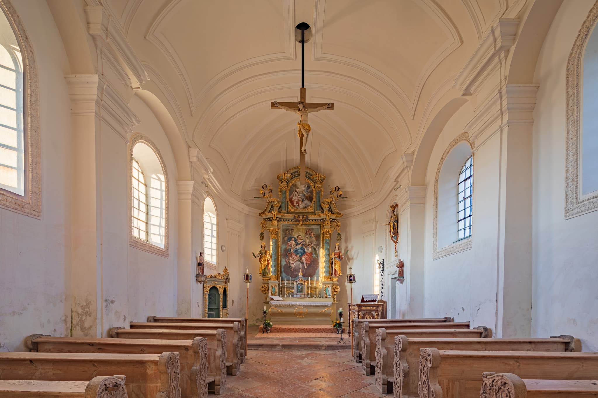Niederaich Kirche in Pleiskirchen, Altötting, Oberbayern, Region Inn-Salzach, Bayern, Deutschland. Das Bild zeigt das Kirchenschiff mit Altar und Bänken.