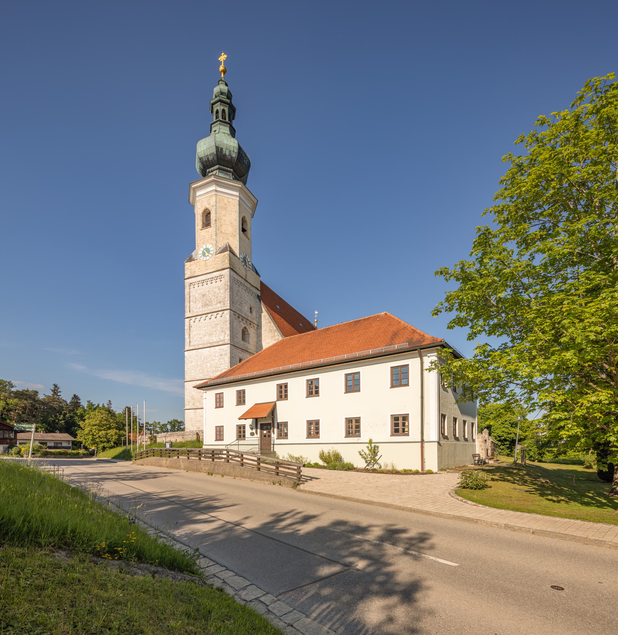 Die Pfarrkirche Mariä Himmelfahrt in Asten, Tittmoning, Landkreis Traunstein, Oberbayern, Deutschland. Lage in der Chiemgau Region, sonniger Tag.