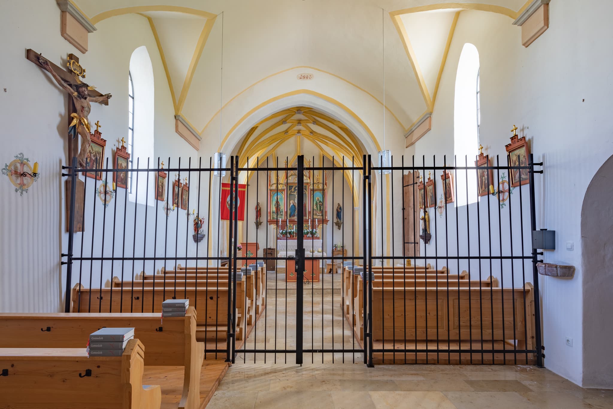 Innenansicht der Nebenkirche St. Nikolaus und Florian in Birnbach, Gemeinde Erlbach, im Landkreis Altötting, Oberbayern, Inn-Salzach-Gebiet, Deutschland