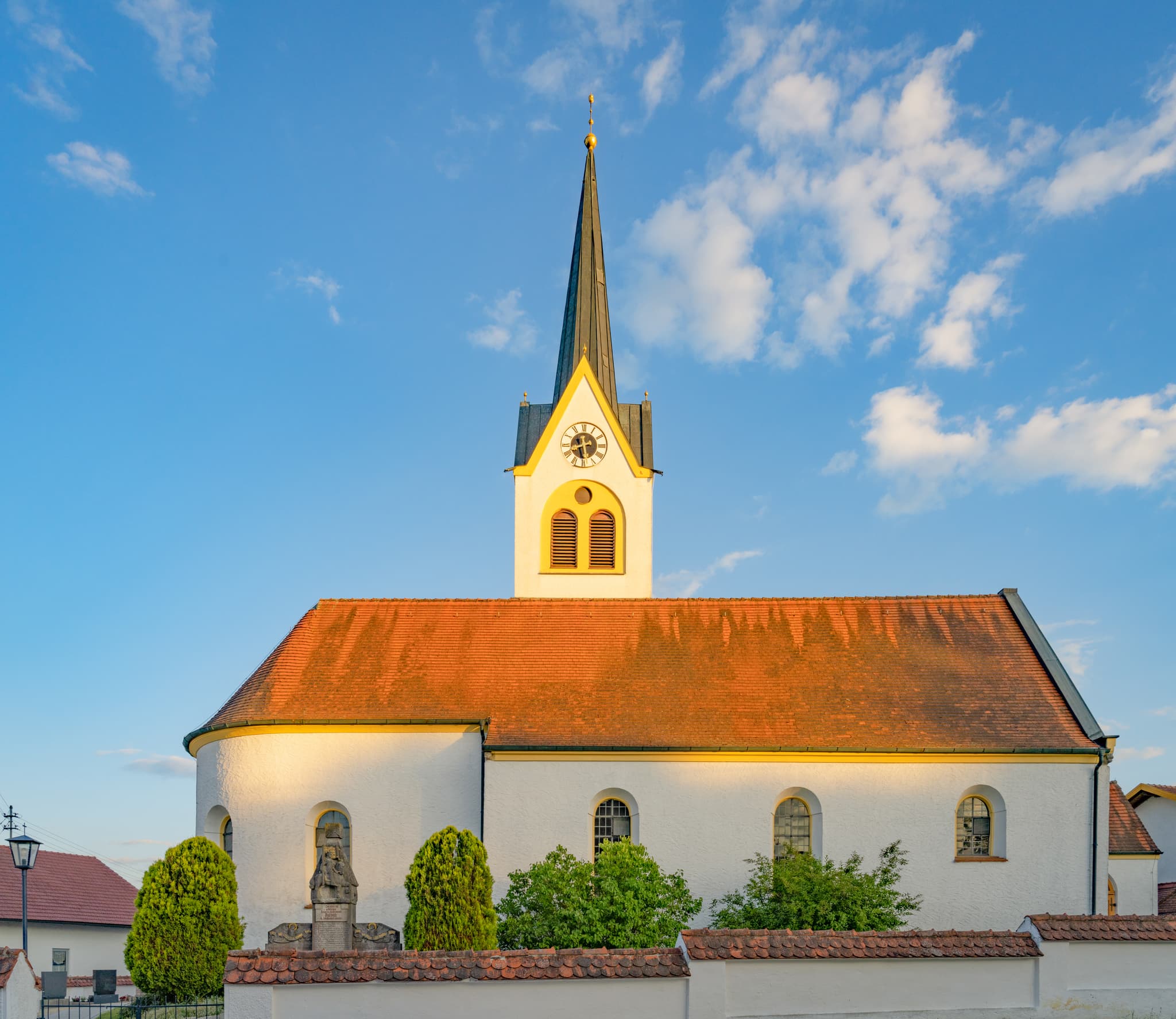 Pfarrkirche St. Ägidius in Roßbach, Mühldorf am Inn, Oberbayern. Historische Kirche in Inn-Salzach, Deutschland.