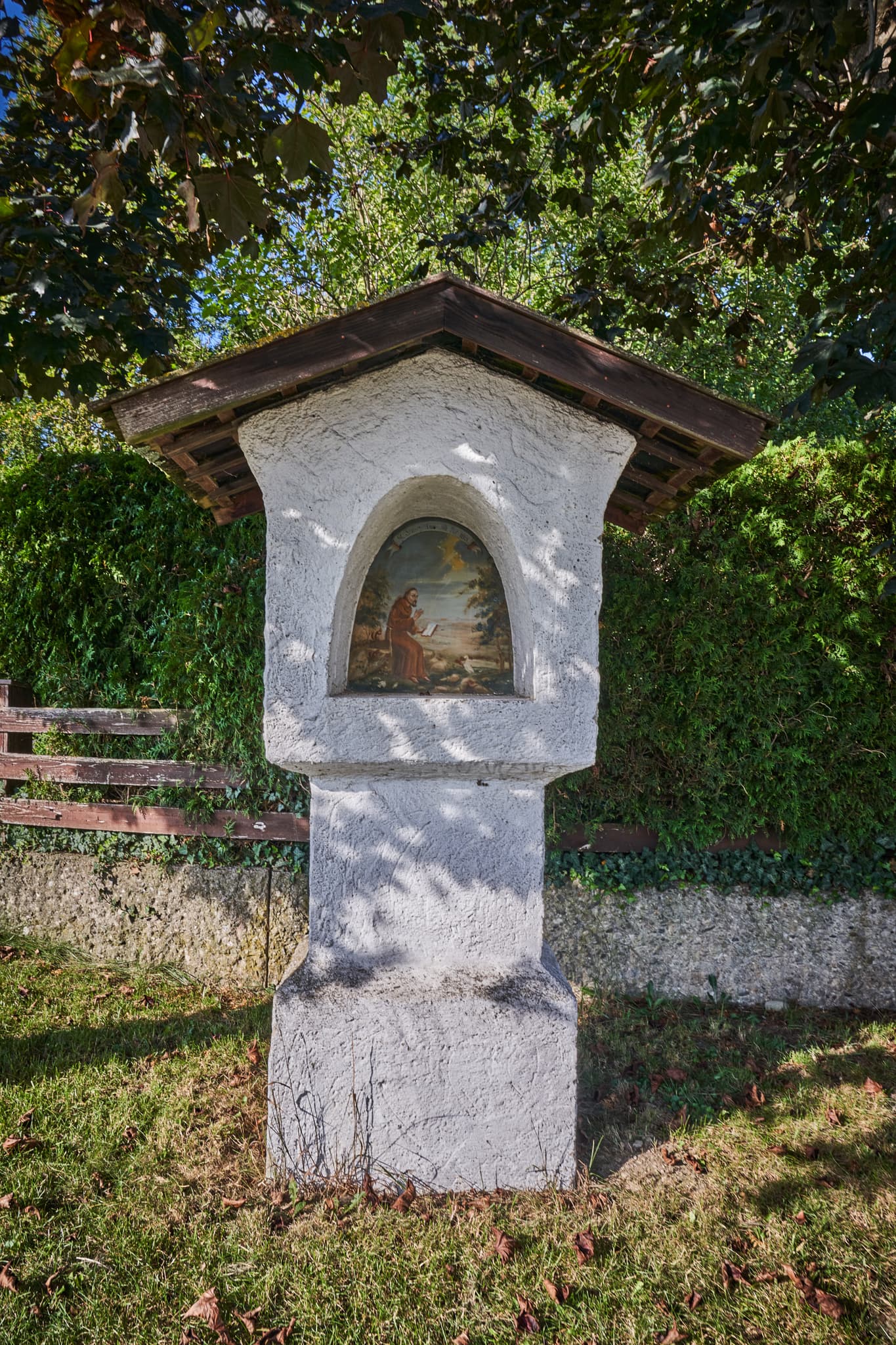 Traditioneller Bildstock in Kronberg, Hauptgemeinde Winhöring, Landkreis Altötting. Das religiöse Denkmal liegt in Oberbayern, Region Inn-Salzach, Deutschland.