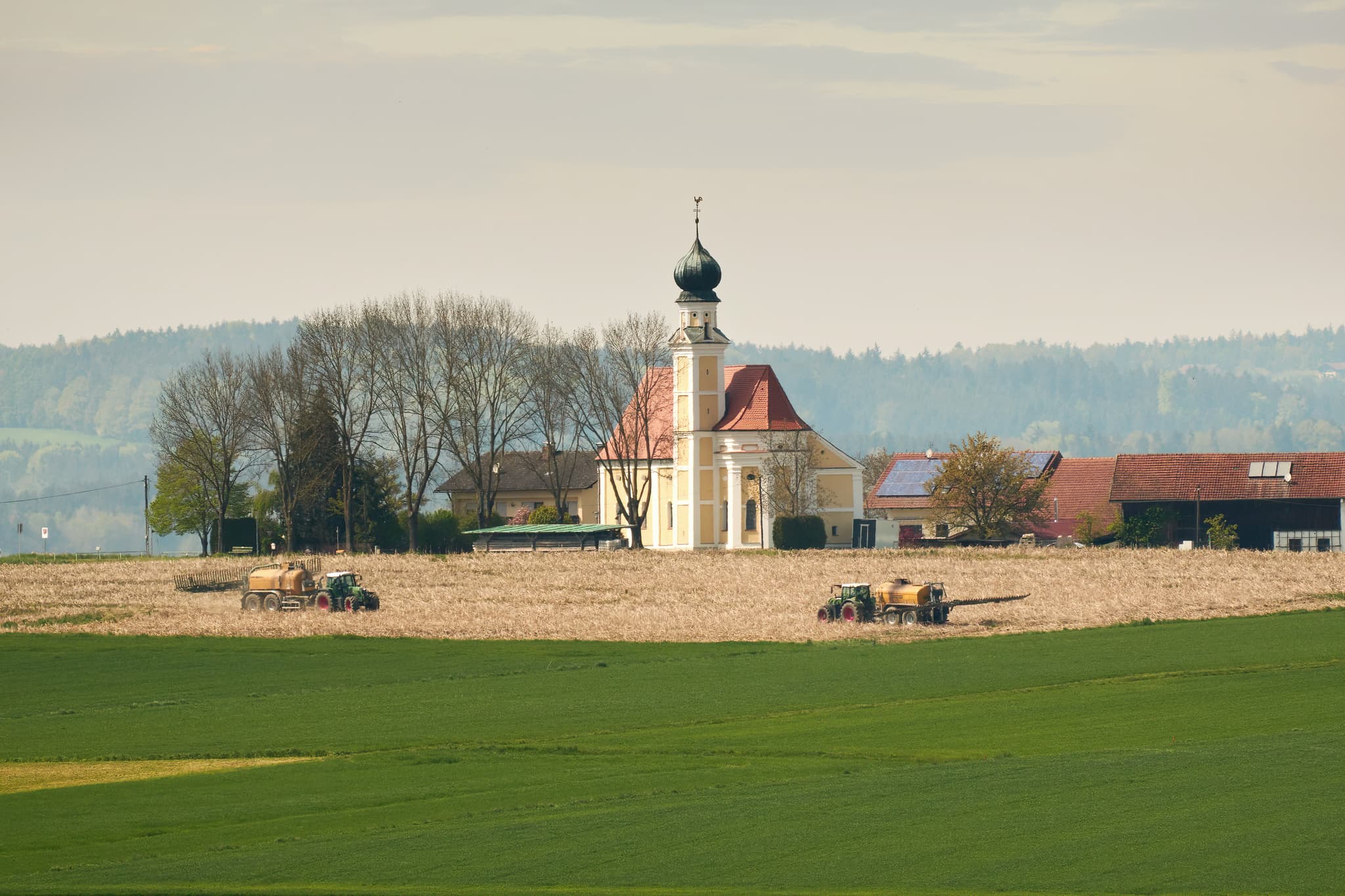 Blick von Kronwitt nach Langwinkl bei Bayerbach, Gemeinde Bayerbach, Landkreis Rottal-Inn, Niederbayern, Holzland/Bäderdrieck, Bayern, Deutschland.