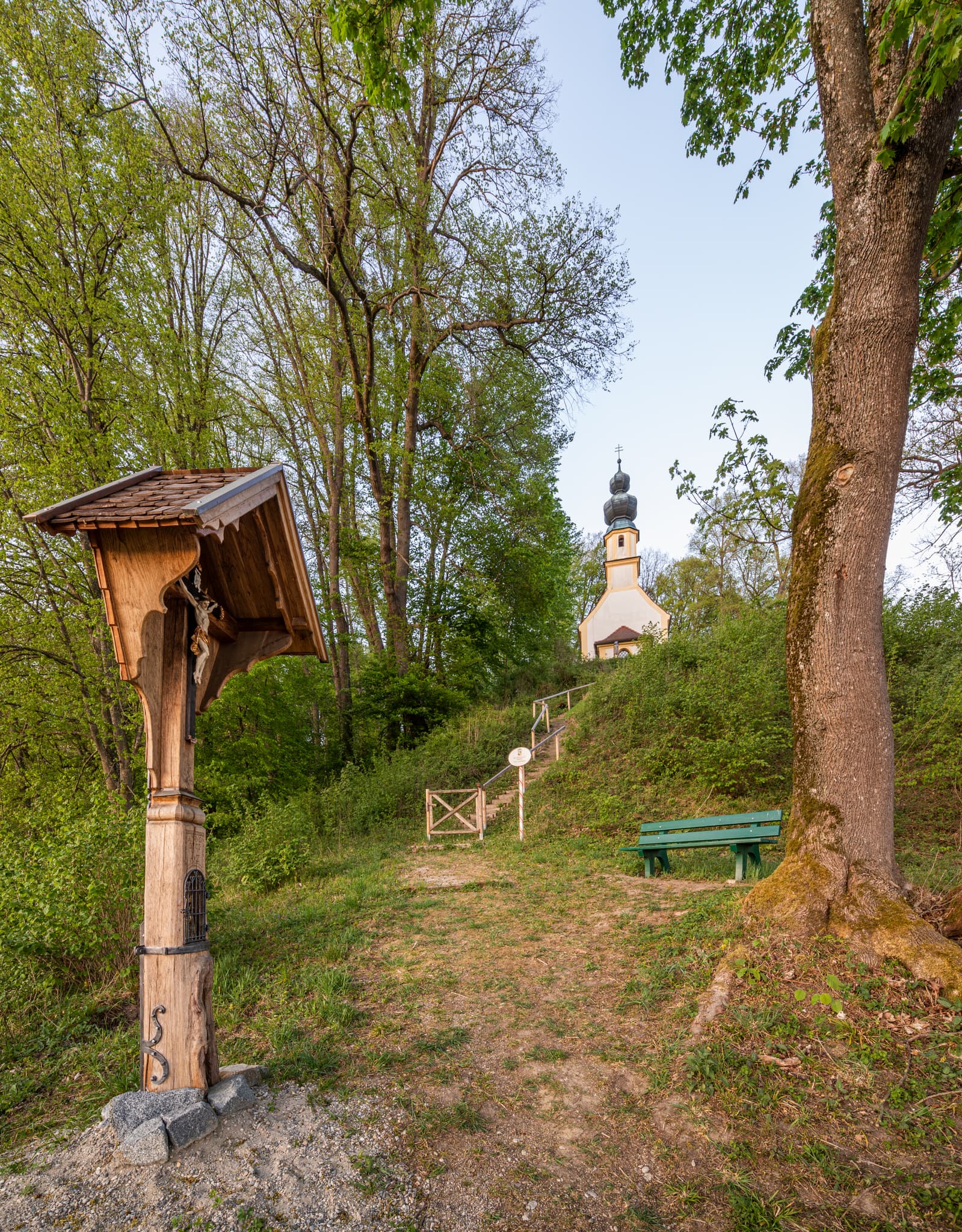 Die Drei-Königs-Kapelle in Schloss Törring, Winhöring, Landkreis Altötting, Oberbayern. Historische Kapelle in grüner Inn-Salzach Landschaft.