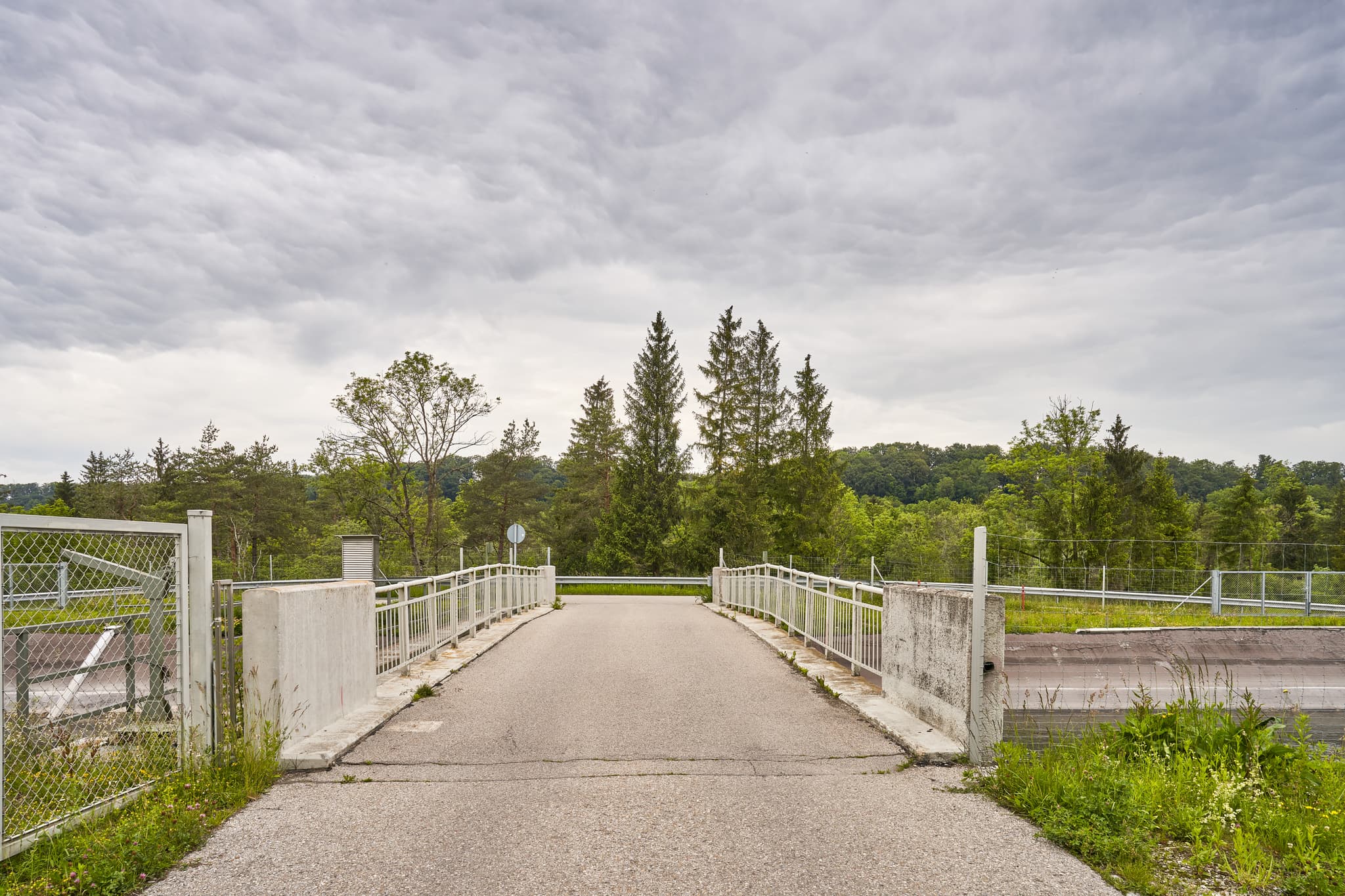Kanalbrücke Gufflham, Burgkirchen, Landkreis Altötting, Oberbayern. Überquert den Kanal in der Region Inn-Salzach, Deutschland. Grüne Natur, Bäume.