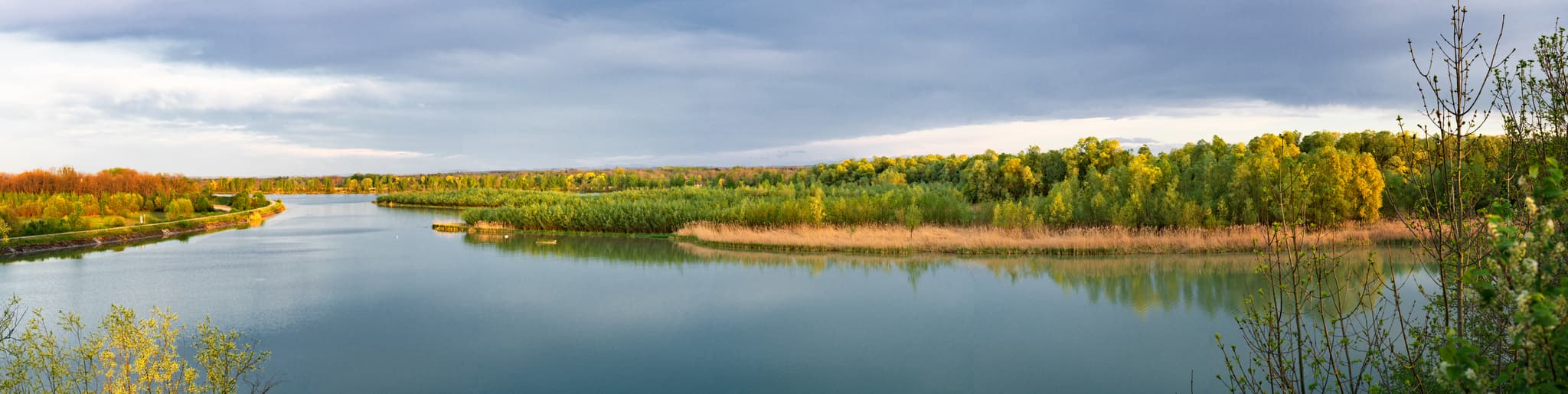 Blick auf den Unteren Inn nahe Ering am Inn, Landkreis Rottal-Inn, Niederbayern. Flusslandschaft mit Bäumen spiegelt sich im Wasser.