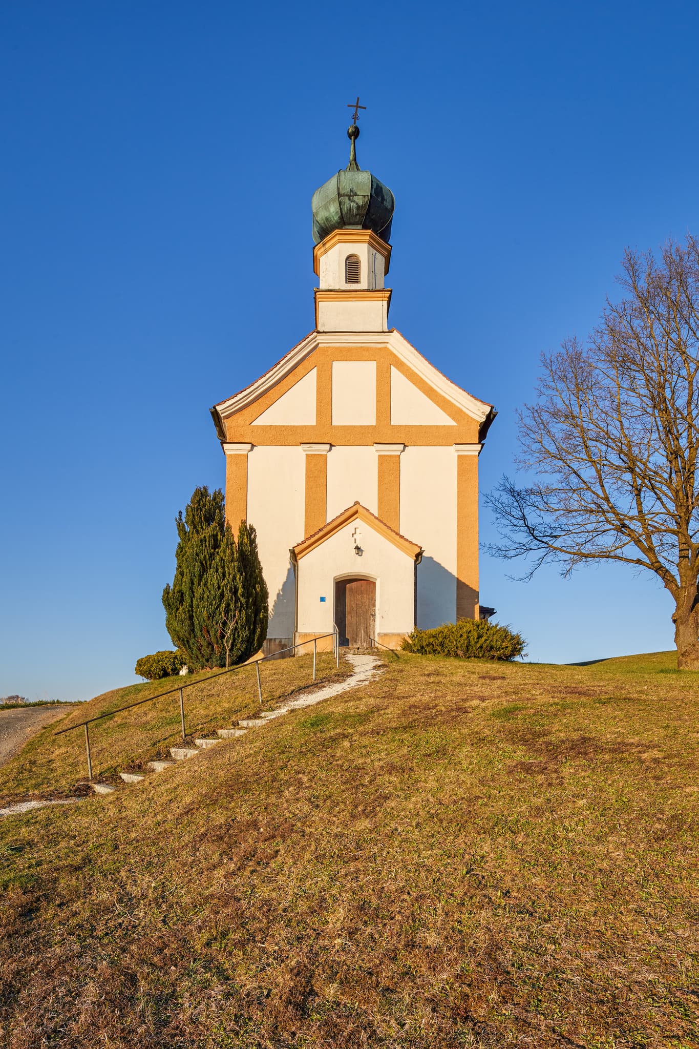 Niederaich Kirche in Pleiskirchen, Landkreis Altötting, Oberbayern, Inn-Salzach, Bayern, Deutschland. Kirche im schönen Licht auf einer Wiese.