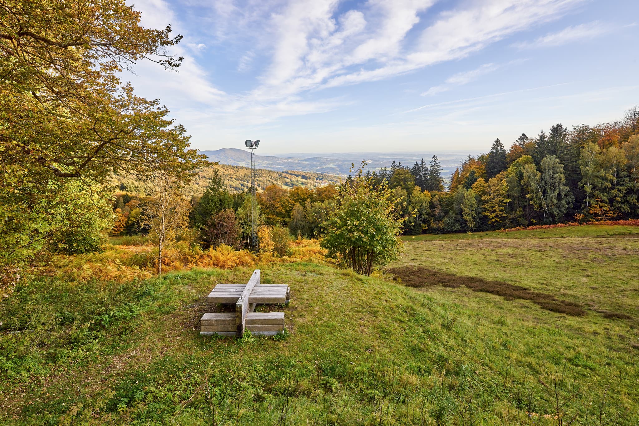 Blick vom Berghof Rusel Aussicht bei Schaufling, Deggendorf, Niederbayern. Herbstlicher Wald mit Bank im Bayerischen Wald, Deutschland.
