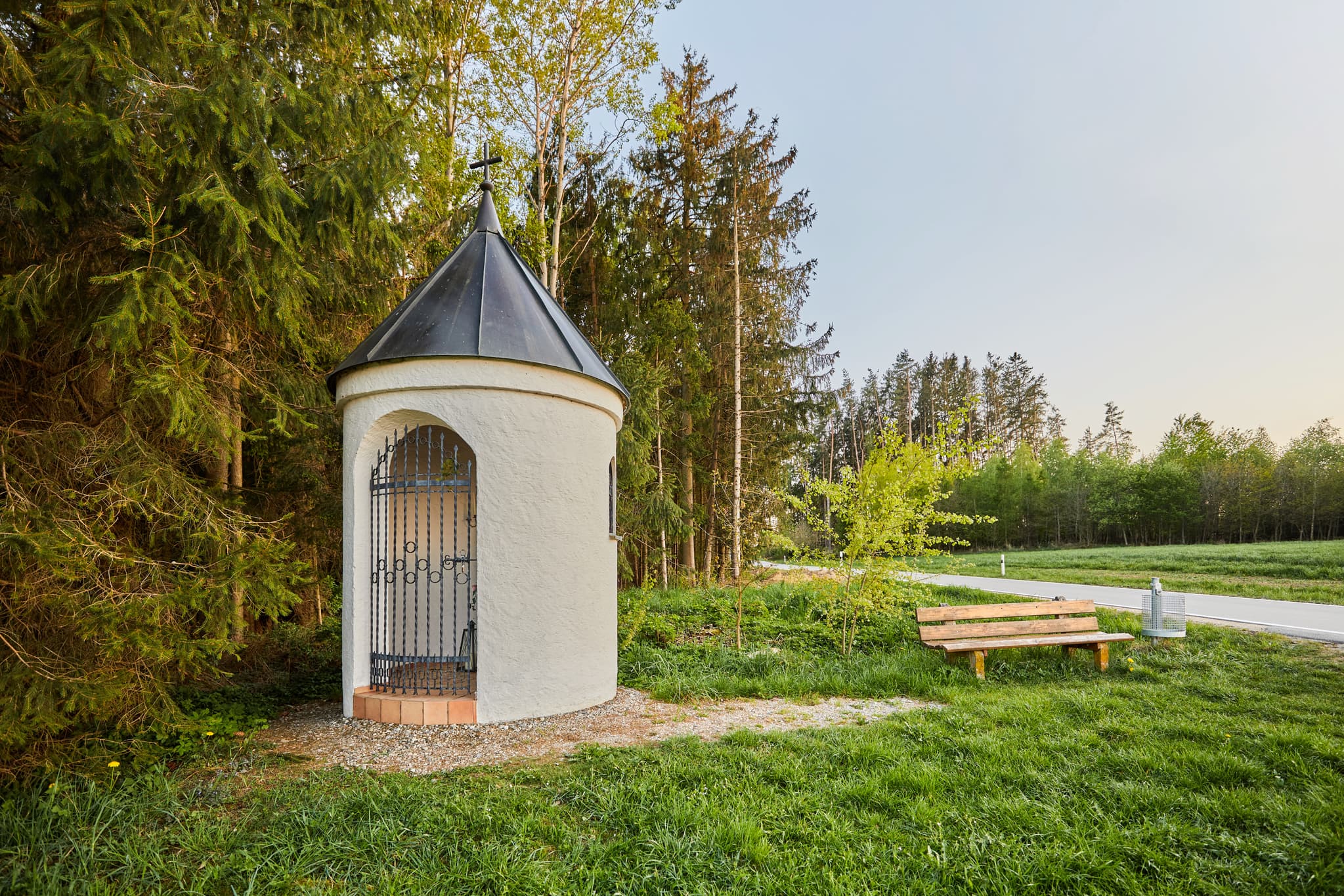 Bild einer kleinen Kapelle in Mitterskirchen, Landkreis Rottal-Inn, Niederbayern, Holzland, Deutschland. Ruhige Waldlandschaft.