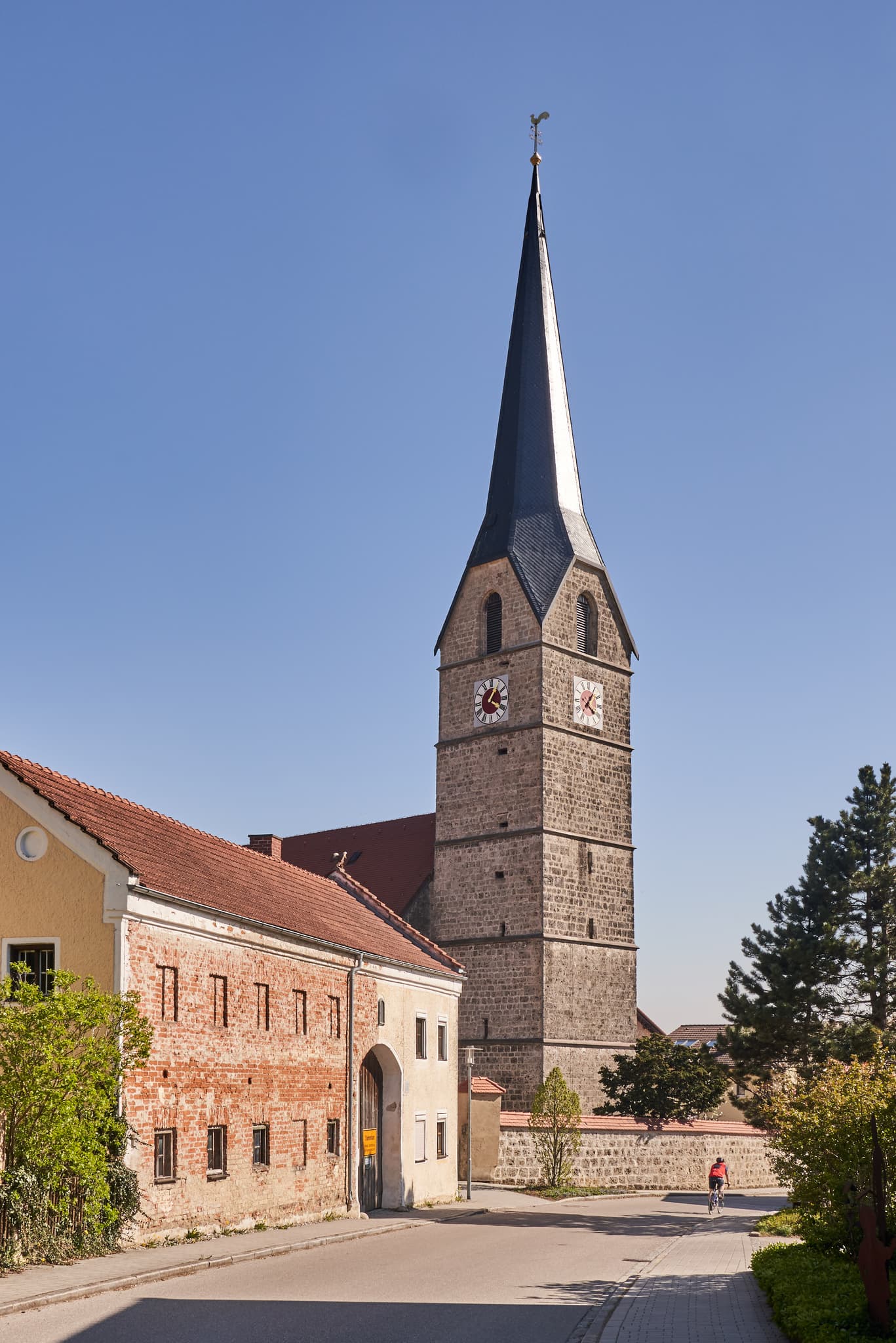 Die Pfarrkirche St. Laurentius in Stammham, Altötting, Oberbayern, zeigt ihren hohen Turm. Dieses markante Bauwerk prägt das Ortsbild der Inns-Salzach-Gemeinde