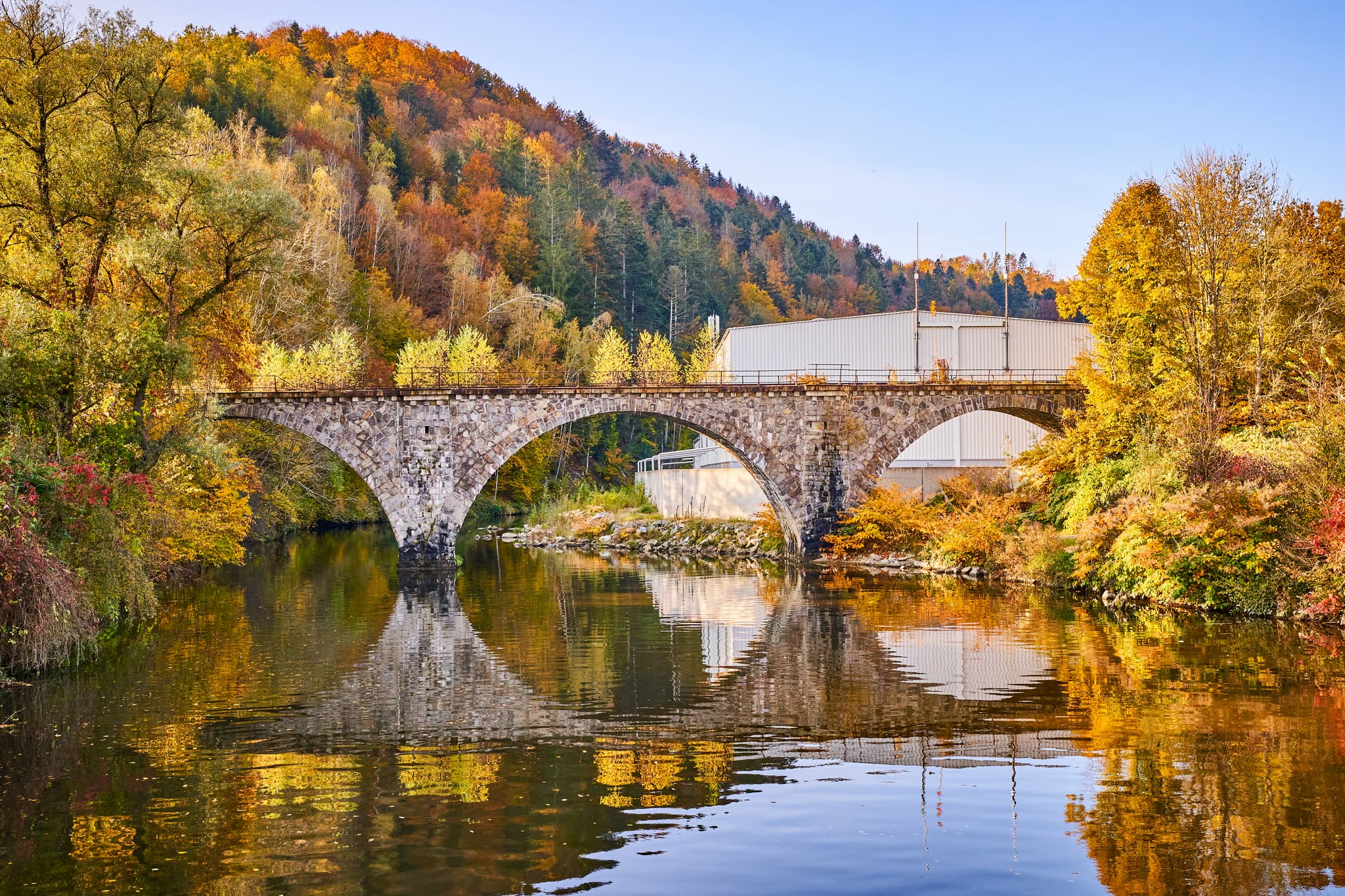 Alte Bahnbrücke bei Erlau, Ortsteil Obernzell, Landkreis Passau, Niederbayern. Steinbrücke in herbstlicher Flusslandschaft Bayerischer Wald Deutschland.
