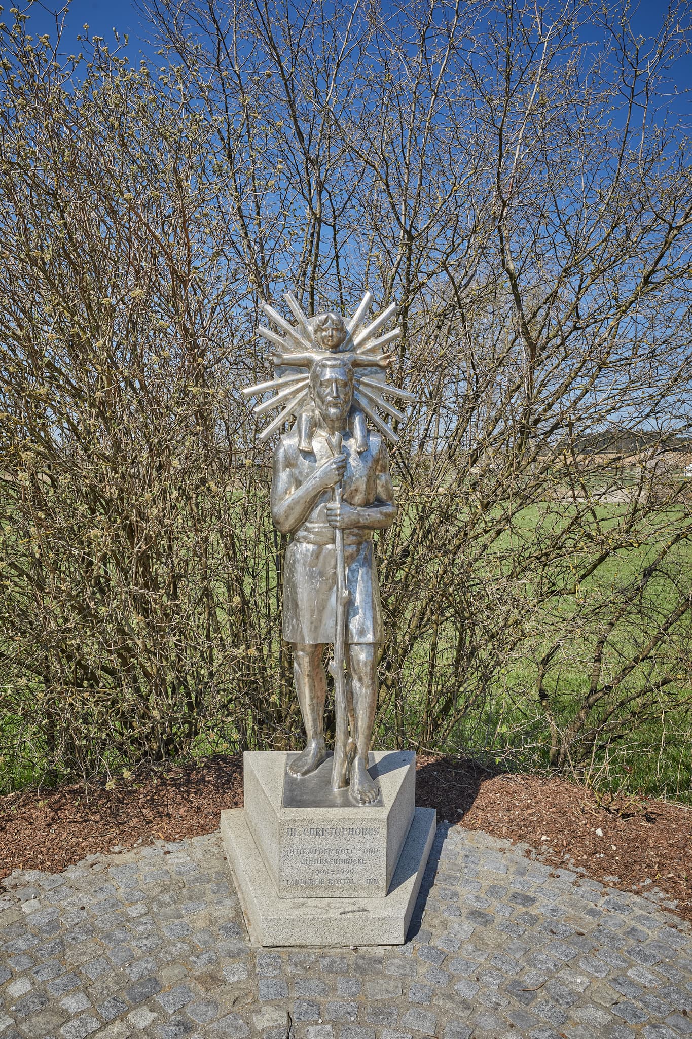 Statue des Heiligen Christopherus in Unterdietfurt, Rottal-Inn, Niederbayern. Denkmal in der Region Holzland, Deutschland, mit ländlicher Umgebung.