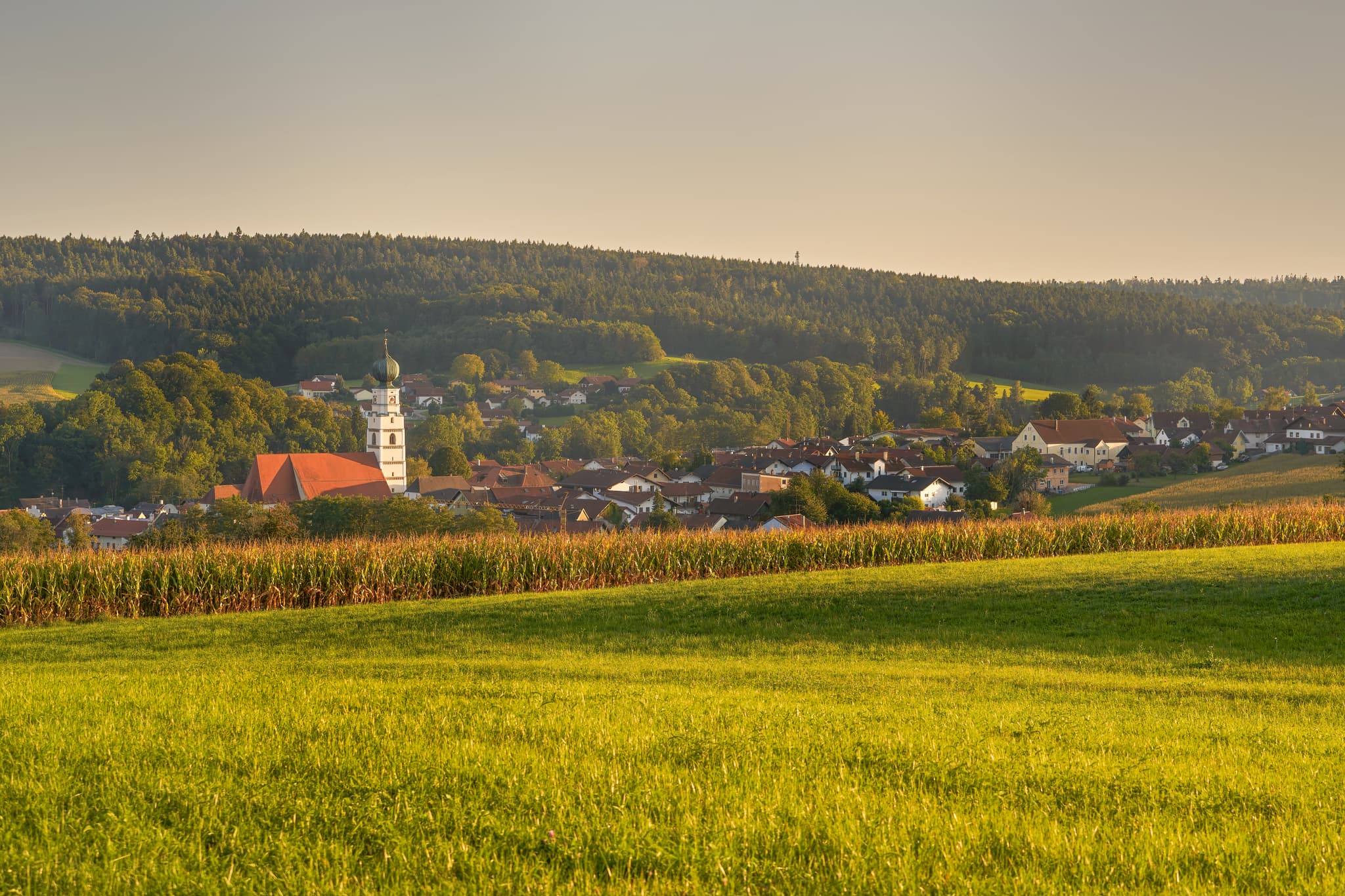 Ortsansicht Kösslarn, Landkreis Passau, Niederbayern. Dorf mit Kirche, umgeben von Feldern, Wäldern des Isar-Inn-Hügelland zwischen Rott und Inn Bäderdreiecks.
