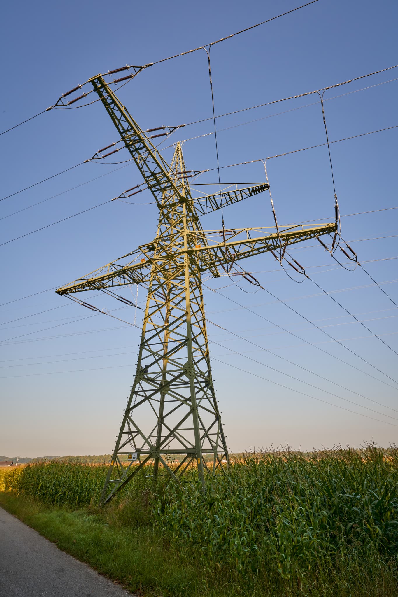 Hoher Strommast in ländlicher Umgebung von Badhöring, Gemeinde Mehring, Landkreis Altötting, Oberbayern. Inn-Salzach, Energieinfrastruktur.