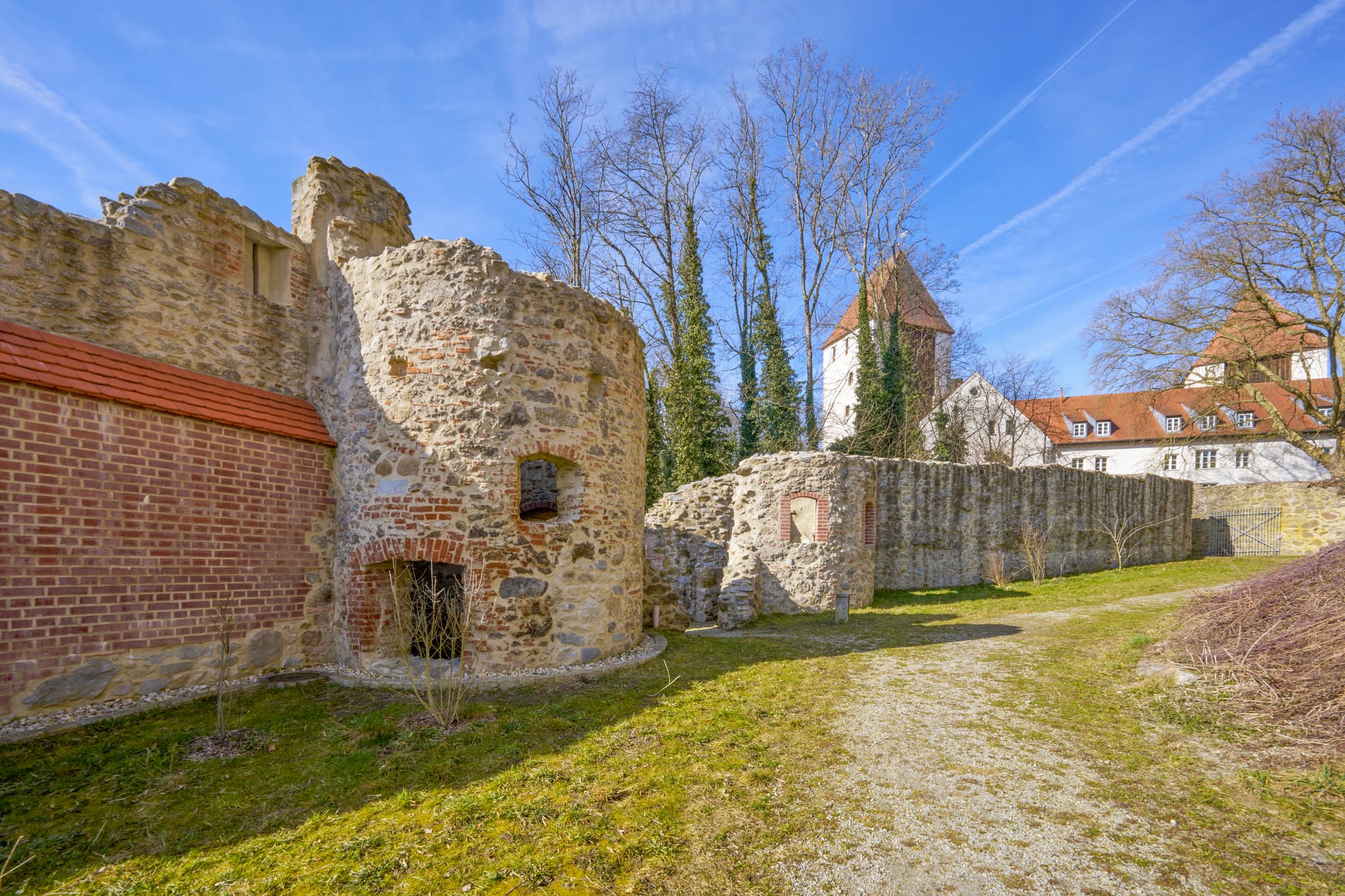 Historische Ruinen von Schloss Neuburg in Neuburg am Inn, Landkreis Passau, Niederbayern. Dieses Bauwerk prägt die Region Donau-Wald in Deutschland.