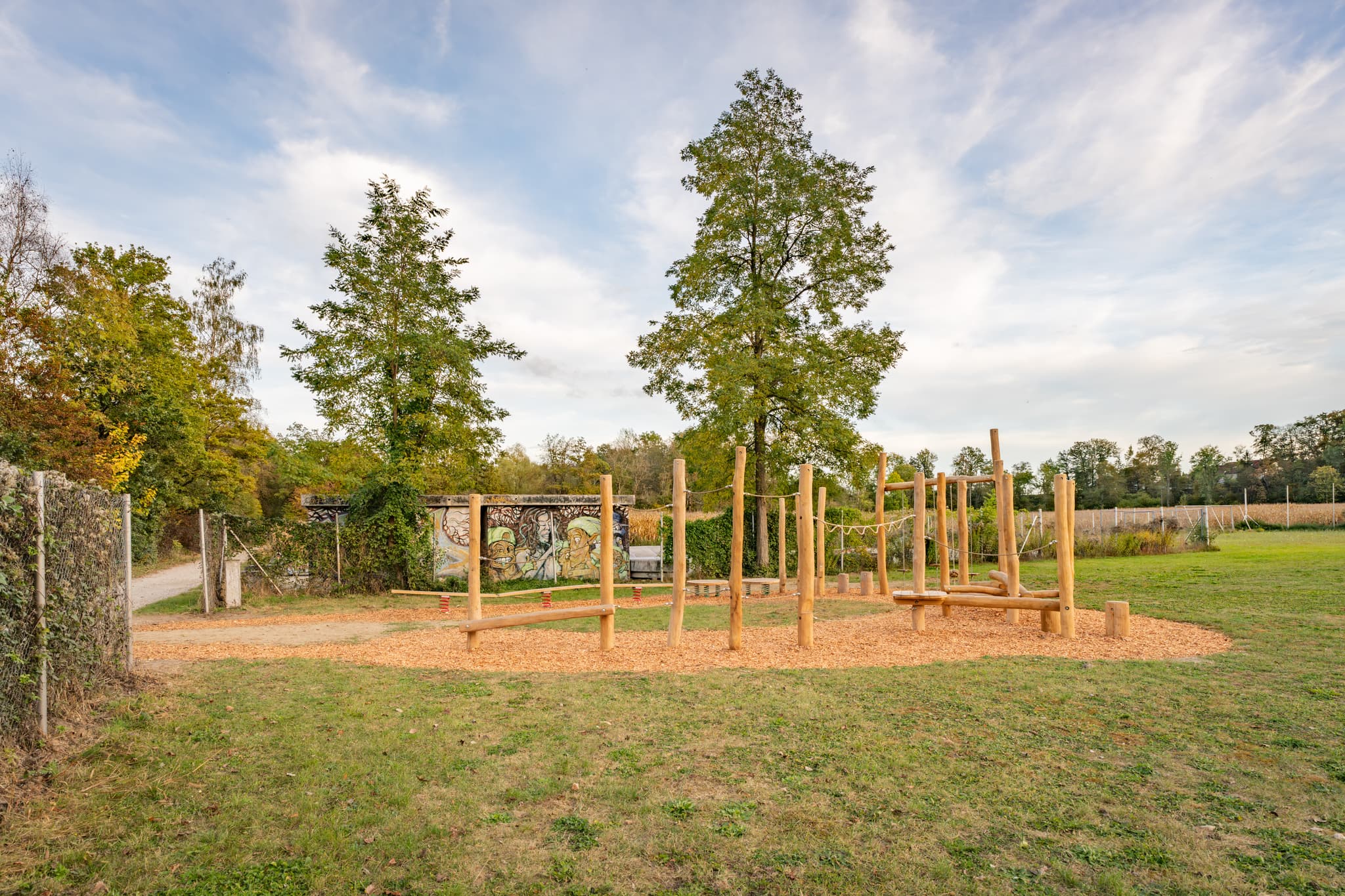 Motorikpark in Winhöring, Altötting, Oberbayern, Inn-Salzach, Deutschland. Die Anlage mit Holzelementen bietet vielfältige Bewegungsmöglichkeiten.