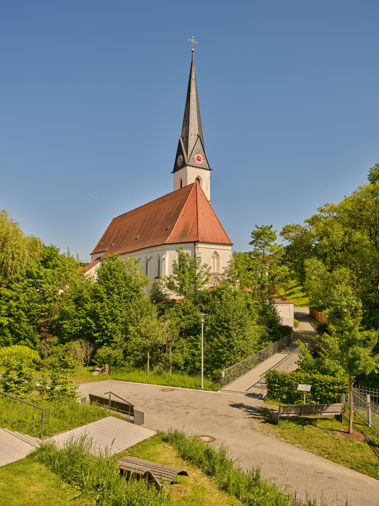 Kirche von Reischach, Altötting, Oberbayern, Deutschland. Diese Ortsansicht zeigt das historische Gebäude inmitten der grünen Landschaft der Inn-Salzach Region.