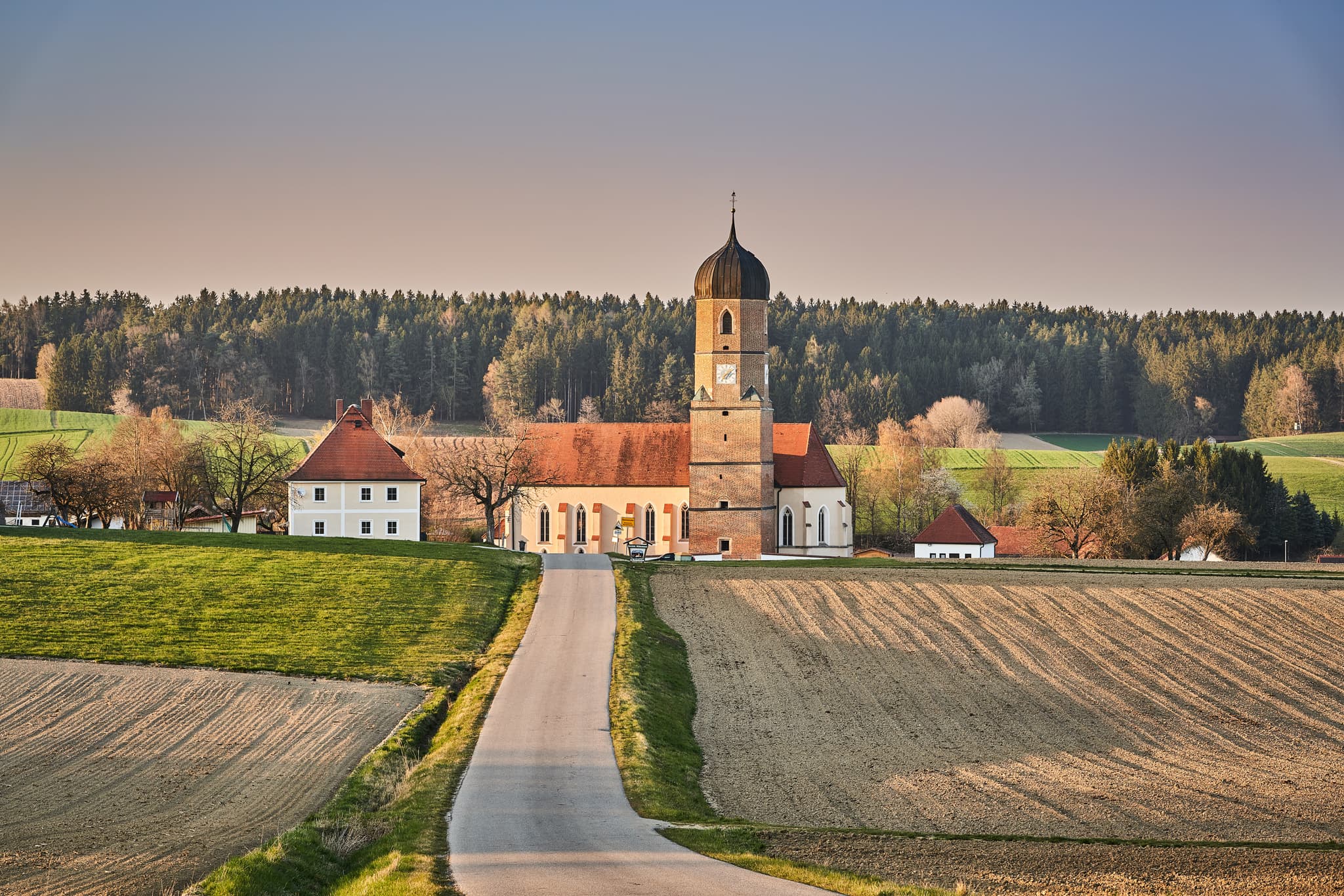 Kirche in Martinskirchen, Ortsteil Wurmannsquick, Landkreis Rottal-Inn, Niederbayern, Holzland, Deutschland. Die ländliche Umgebung prägt das Bild.