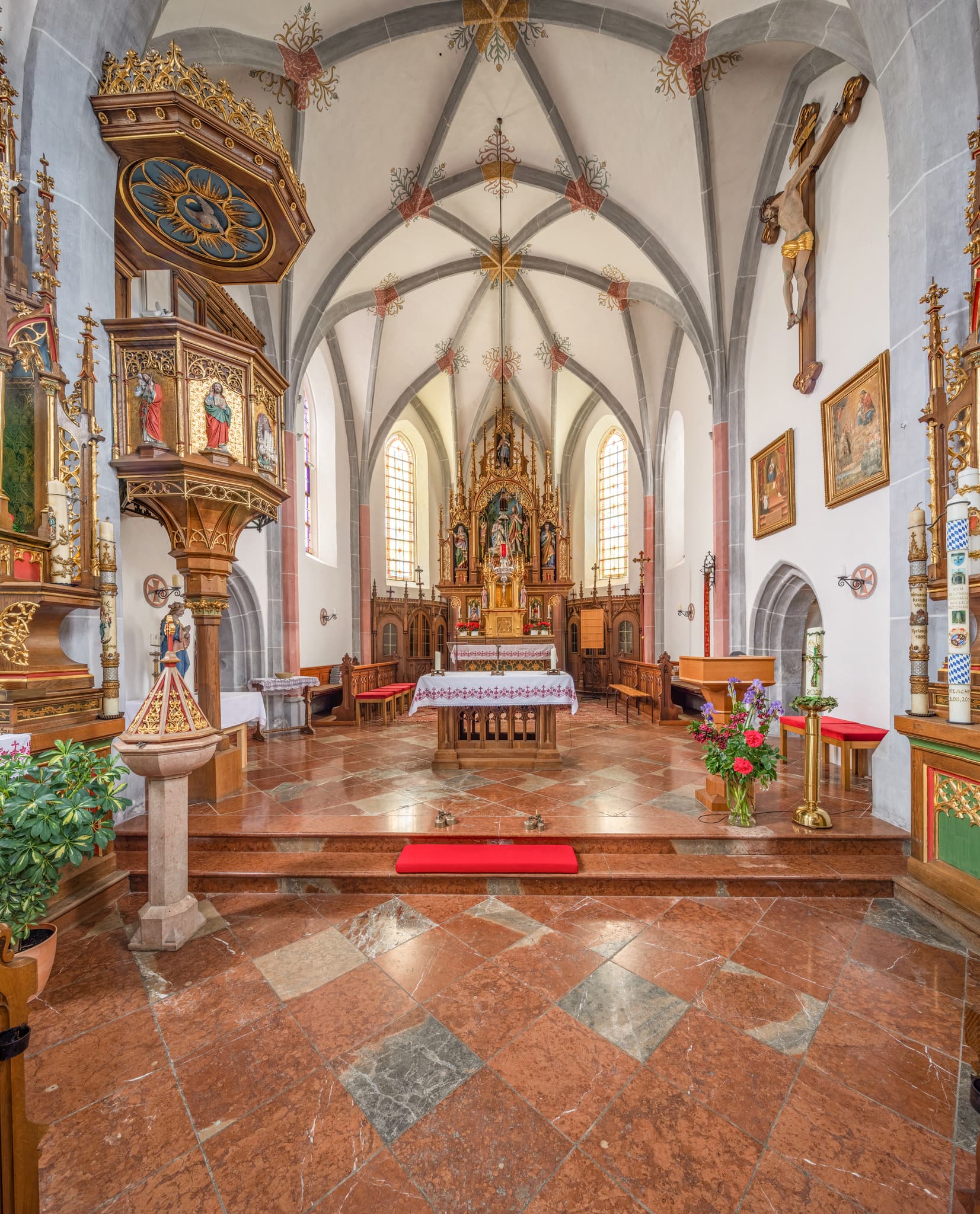 Innenansicht der Pfarrkirche St. Johann Baptist in Tyrlaching, Altötting, Oberbayern, Deutschland, Region Inn-Salzach zeigt Altar, Kanzel und Kreuz